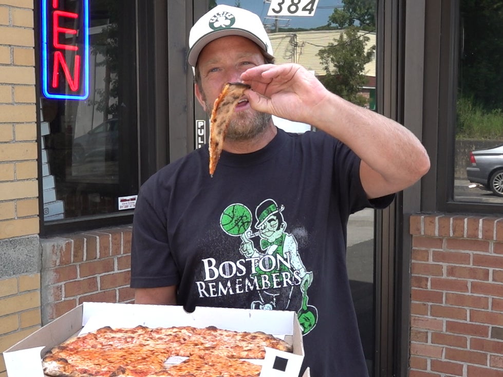 Barstool Pizza Review - Luna Woodfired Pizza (Naugatuck, CT) presented by Mugsy Jeans