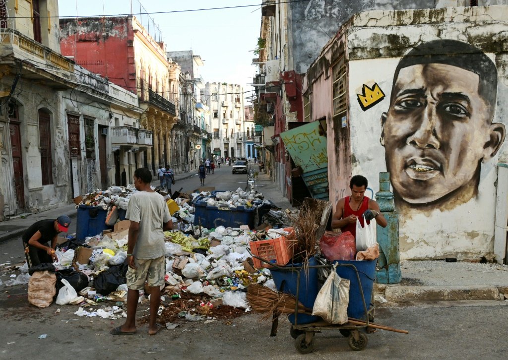 Montanhas de lixo nas ruas e no mar viram pesadelo para moradores de Cuba