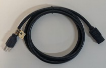 Una foto que muestra un cable de alimentación NEMA 5-15P a C13