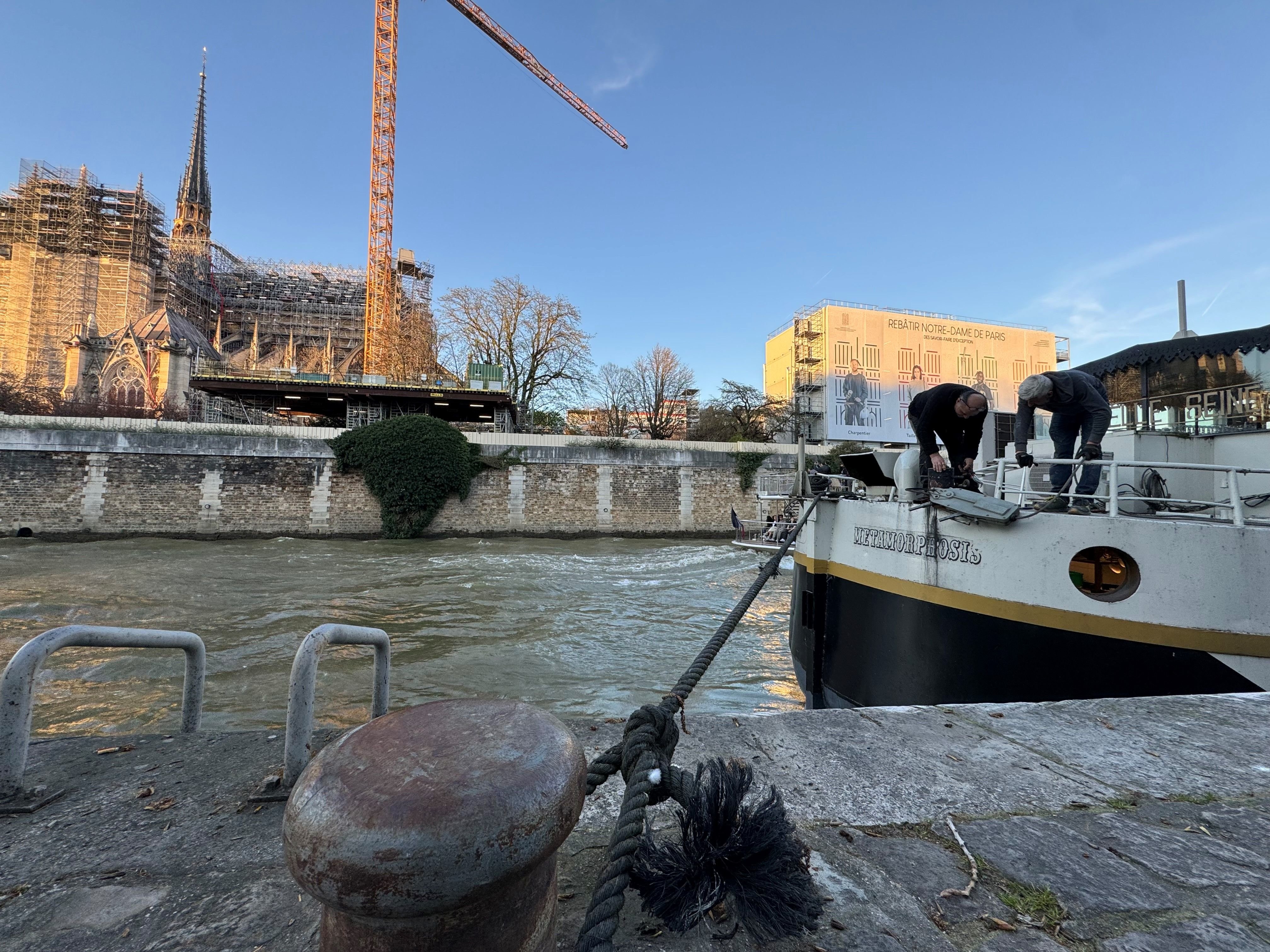 Quai de Montebello (Ve), vendredi 22 mars. Seules une vingtaine de péniches (commerciales ou appartenant à des particuliers) doivent encore réaliser les travaux demandés. LP/P.A.