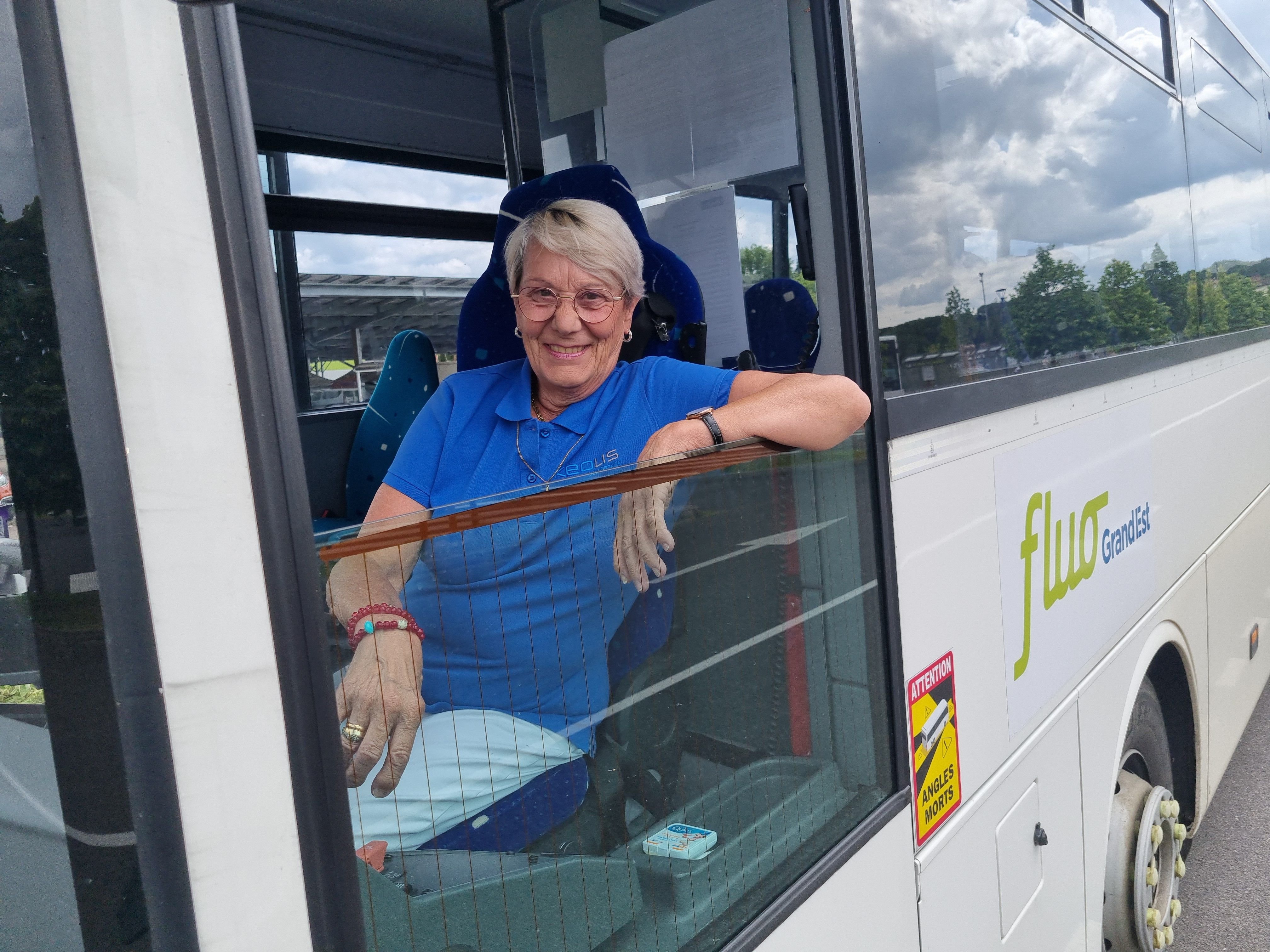 Françoise Vilette au volant de son bus. Un métier passion qui lui procure aussi un complément de retraite. LP/Antoine Pétry