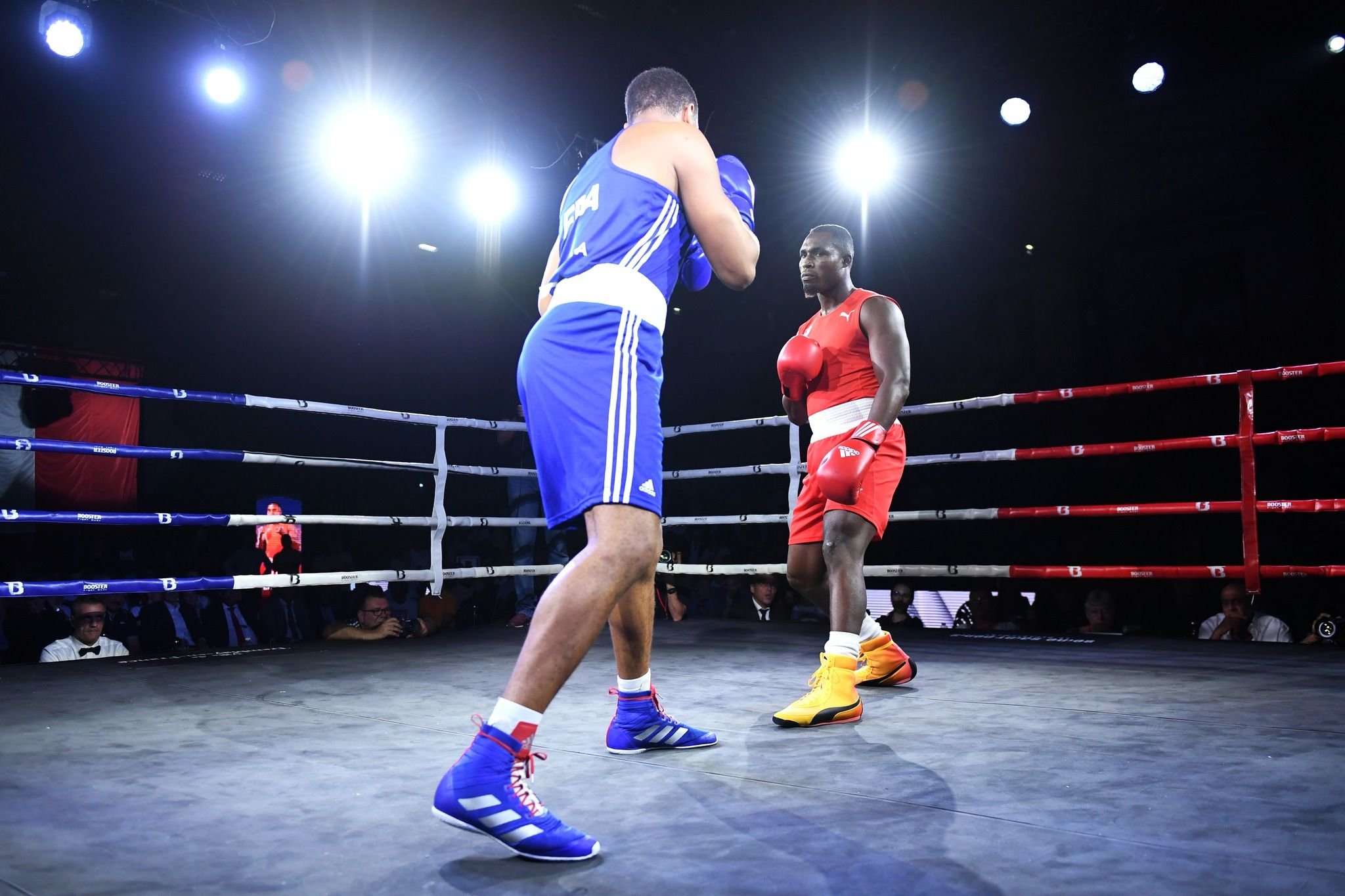 Tremblay-en-France (Seine-Saint-Denis), le 16 septembre. Le gala de boxe opposant l'équipe de France à celle de Cuba (ici, de face, le double champion olympique Julio César La Cruz) a rassemblé plus de 1 600 personnes au palais des sports. Antoine Bréard/Ville de Tremblay-en-France