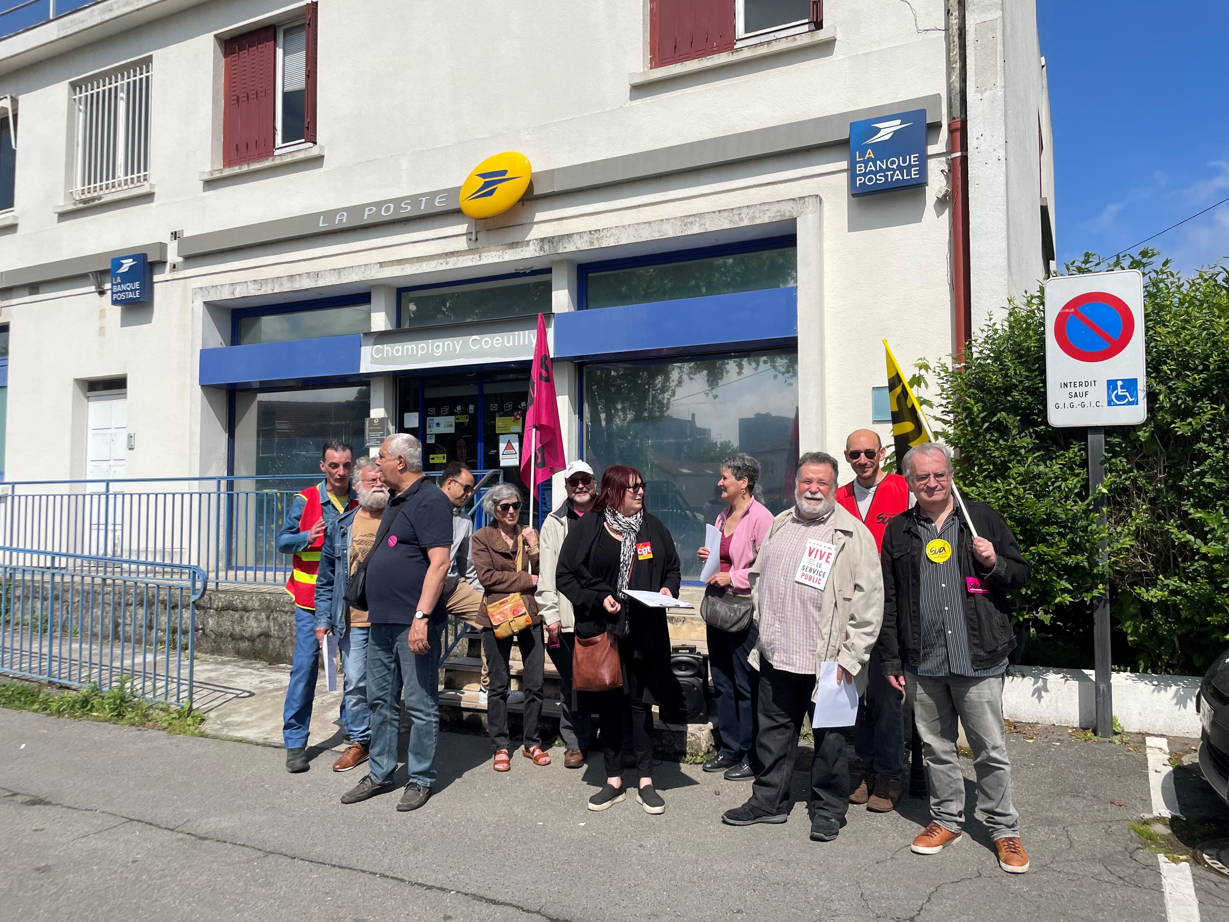 Champigny-sur-Marne, samedi matin. Une dizaine de syndicalistes de La Poste ont manifesté devant le bureau de Champigny Cœuilly pour protester contre la réduction des plages horaires d'ouverture. LP/S.D.