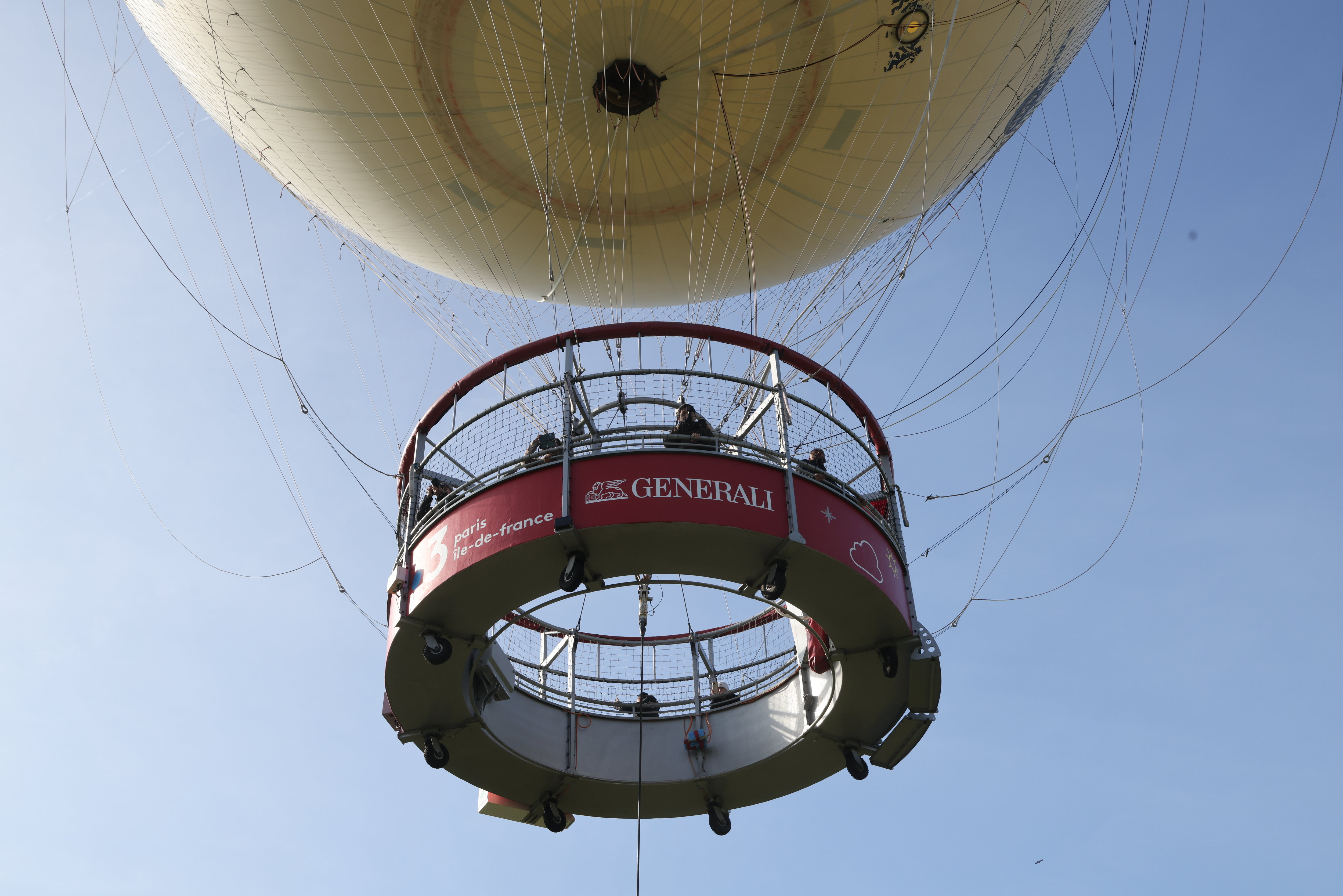 Inauguré ce vendredi, l'appareil installé sur le ballon captif du parc André-Citroën (XVe arrondissement) s'ajoute aux autres instruments de mesures embarqués sur l'aérostat qui s'élève dans le ciel de Paris. LP/Philippe Lavieille