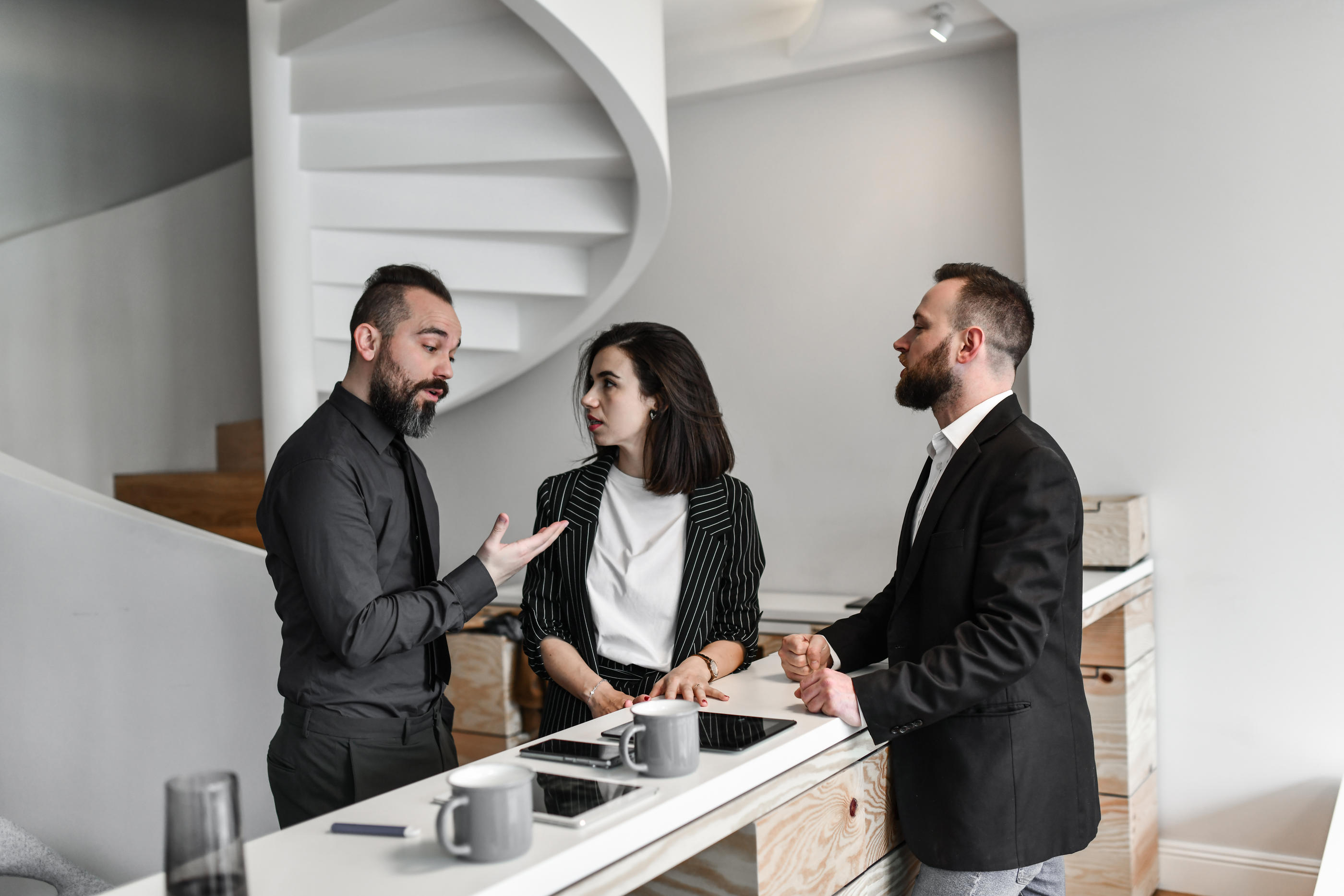 Dans nombre d’entreprises, les discussions politiques restent cantonnées à des échanges informels autour de la machine à café. Photo Istock