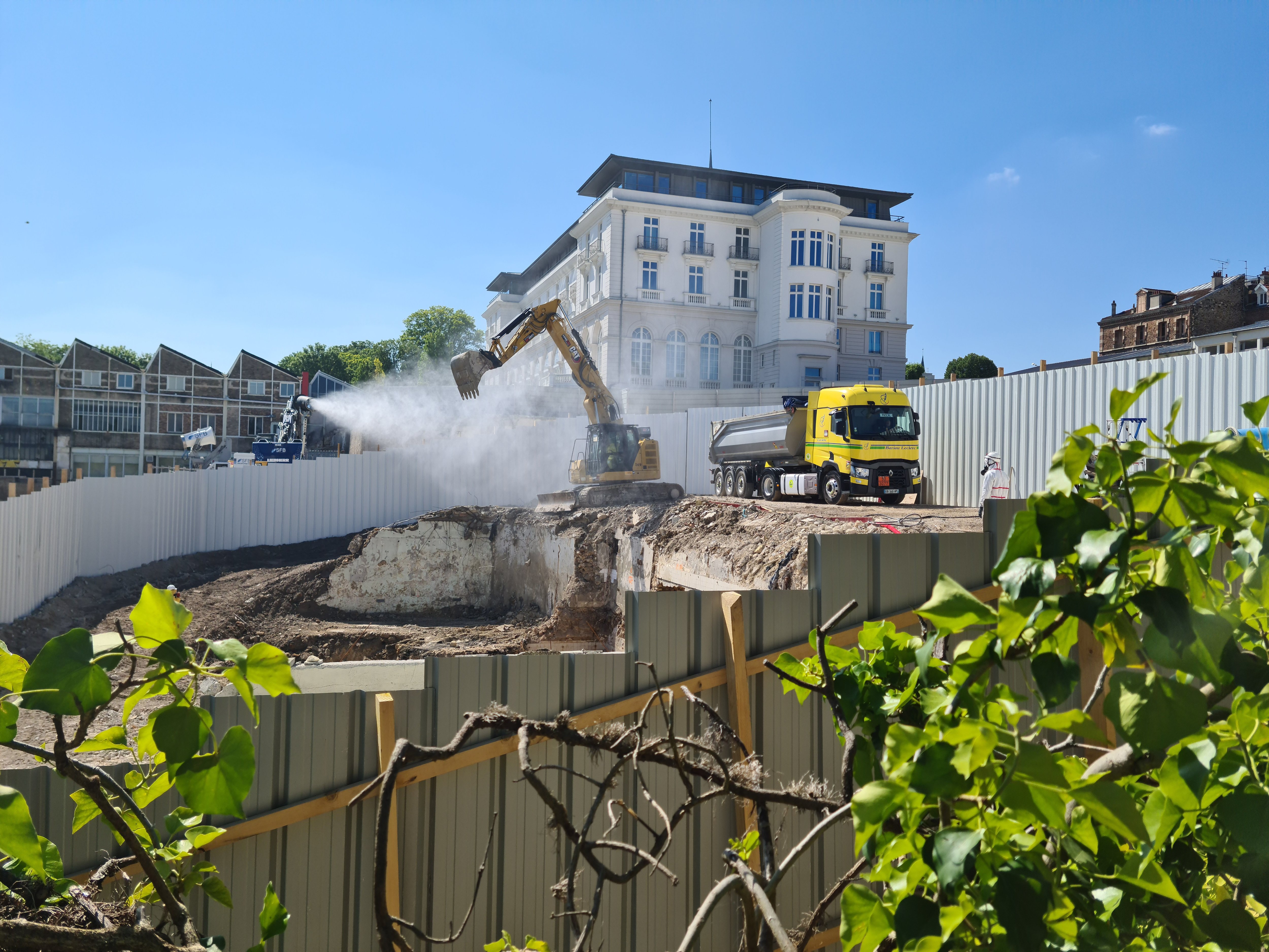 Meudon, ce vendredi 7 juin. Sur le site du CNRS, les travaux se poursuivent et un brumisateur a été installé pour éviter que les poussières du chantier s'échappent. LP/Cindy Bonnaud