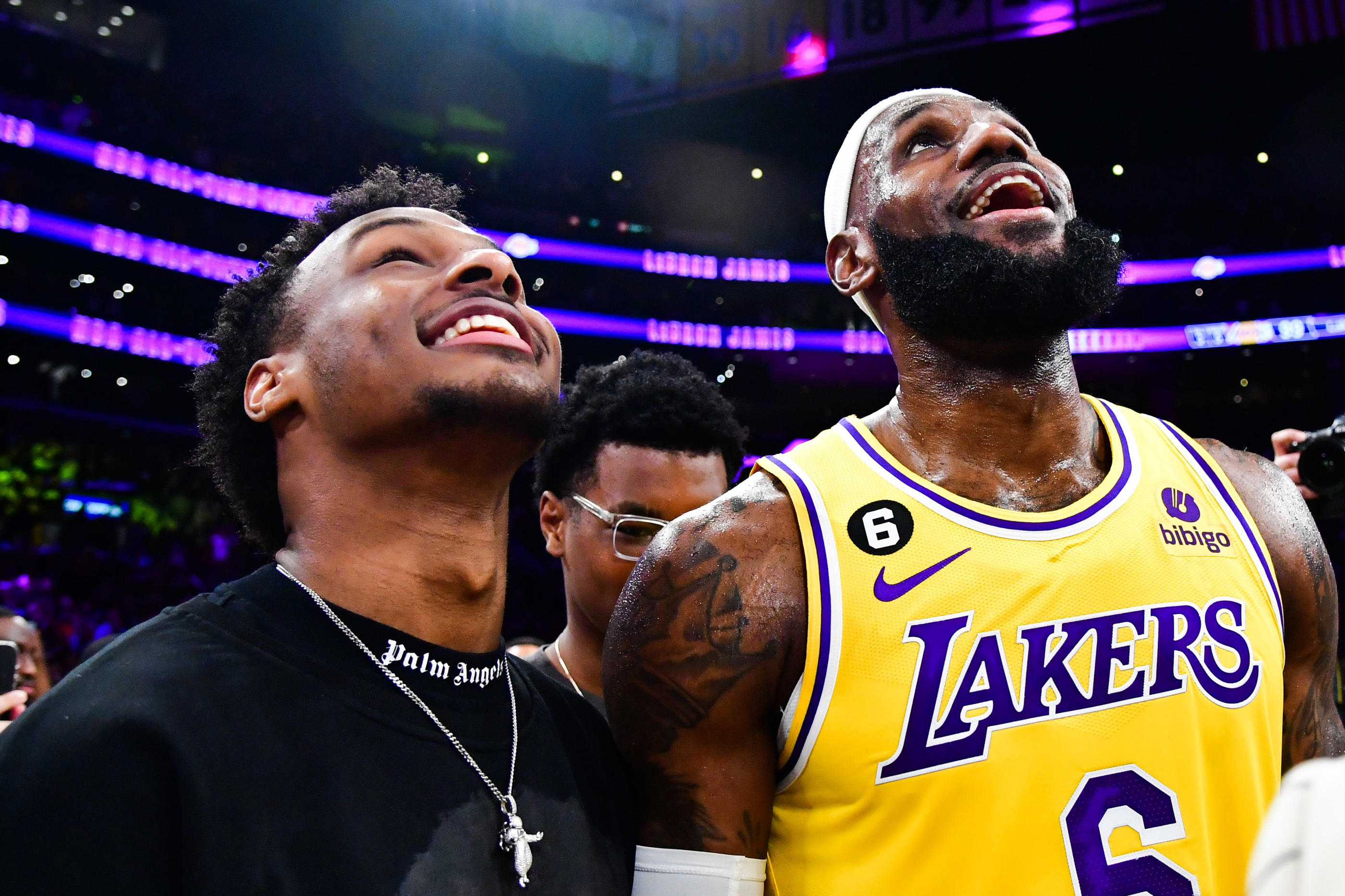 En draftant Bronny James (à gauche), les Los Angeles Lakers ont offert un beau cadeau à LeBron. Gary A. Vasquez-USA TODAY Sports/Sipa USA - Photo by Icon sport