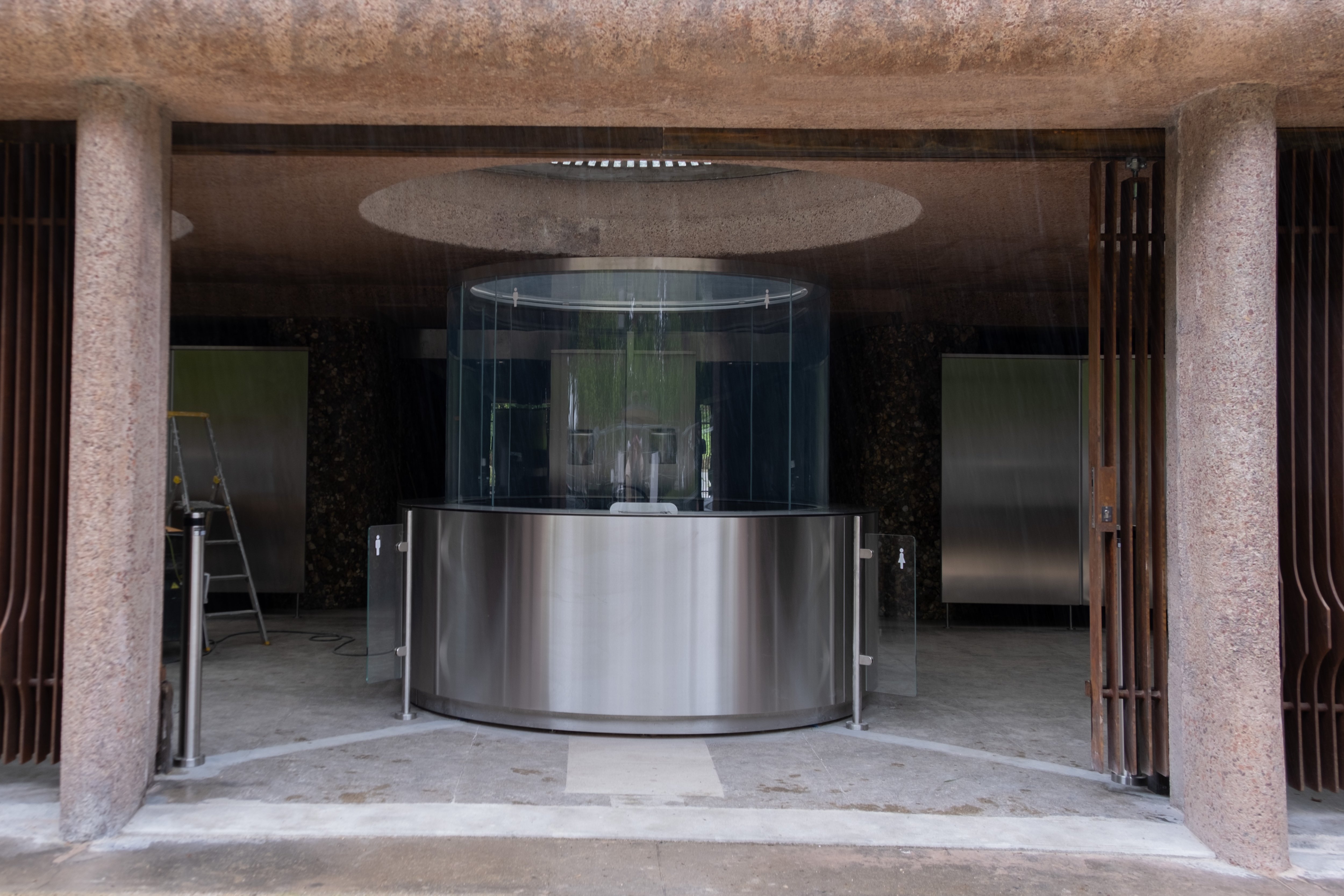 Paris (XVIe), le 29 mai. Les futurs sanitaires des jardins du Trocadéro se nichent désormais à l’intérieur d’un pavillon, planté dans le bas de l'espace vert. LP/Léo Vignal