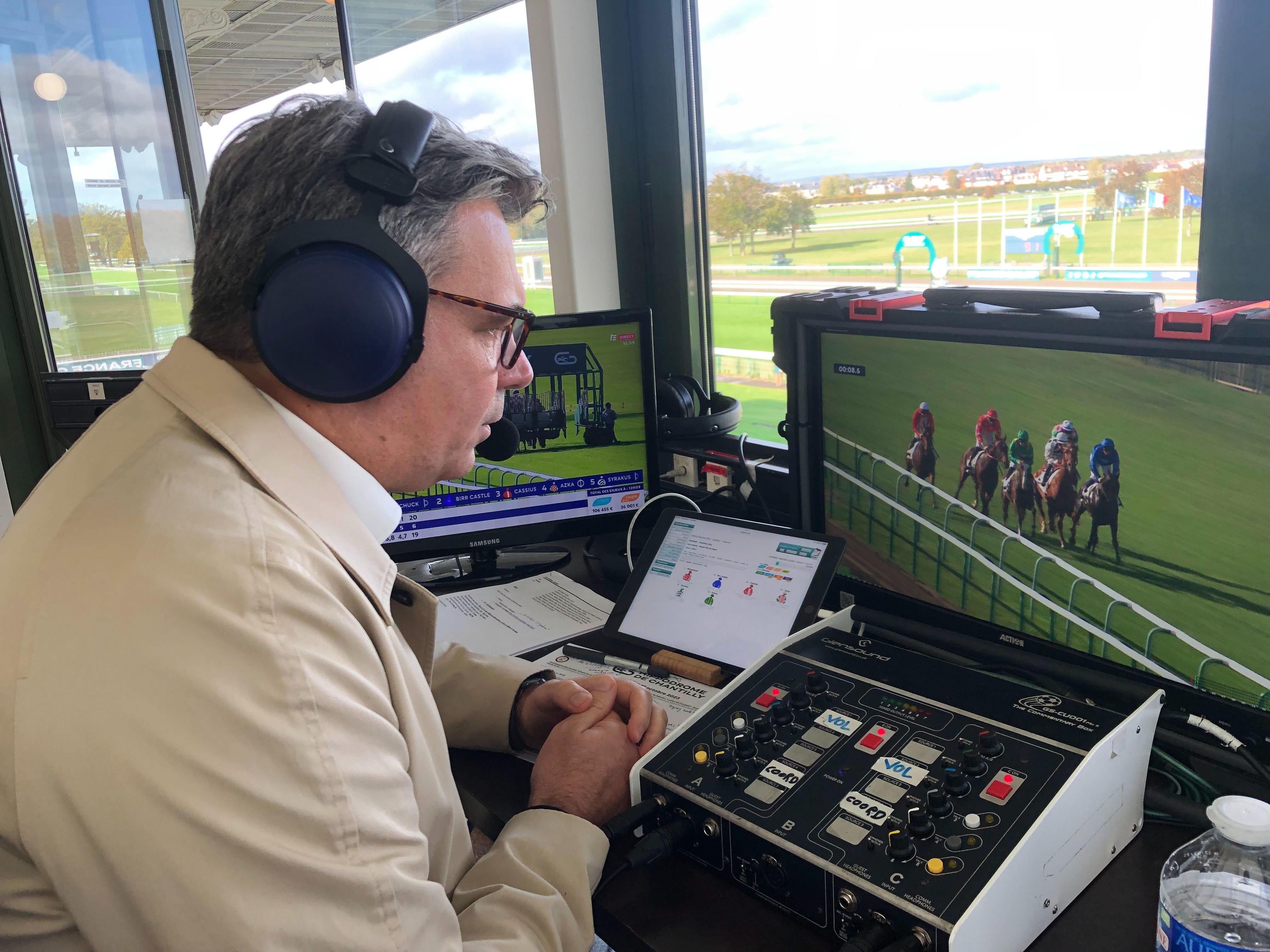 Stéphane Costes commente près de trois-quarts des réunions de l'année à l'hippodrome de Chantilly (Oise). Dans sa cabine, il prend l’antenne en direct, six heures d’affilée. LP/Florent Heib