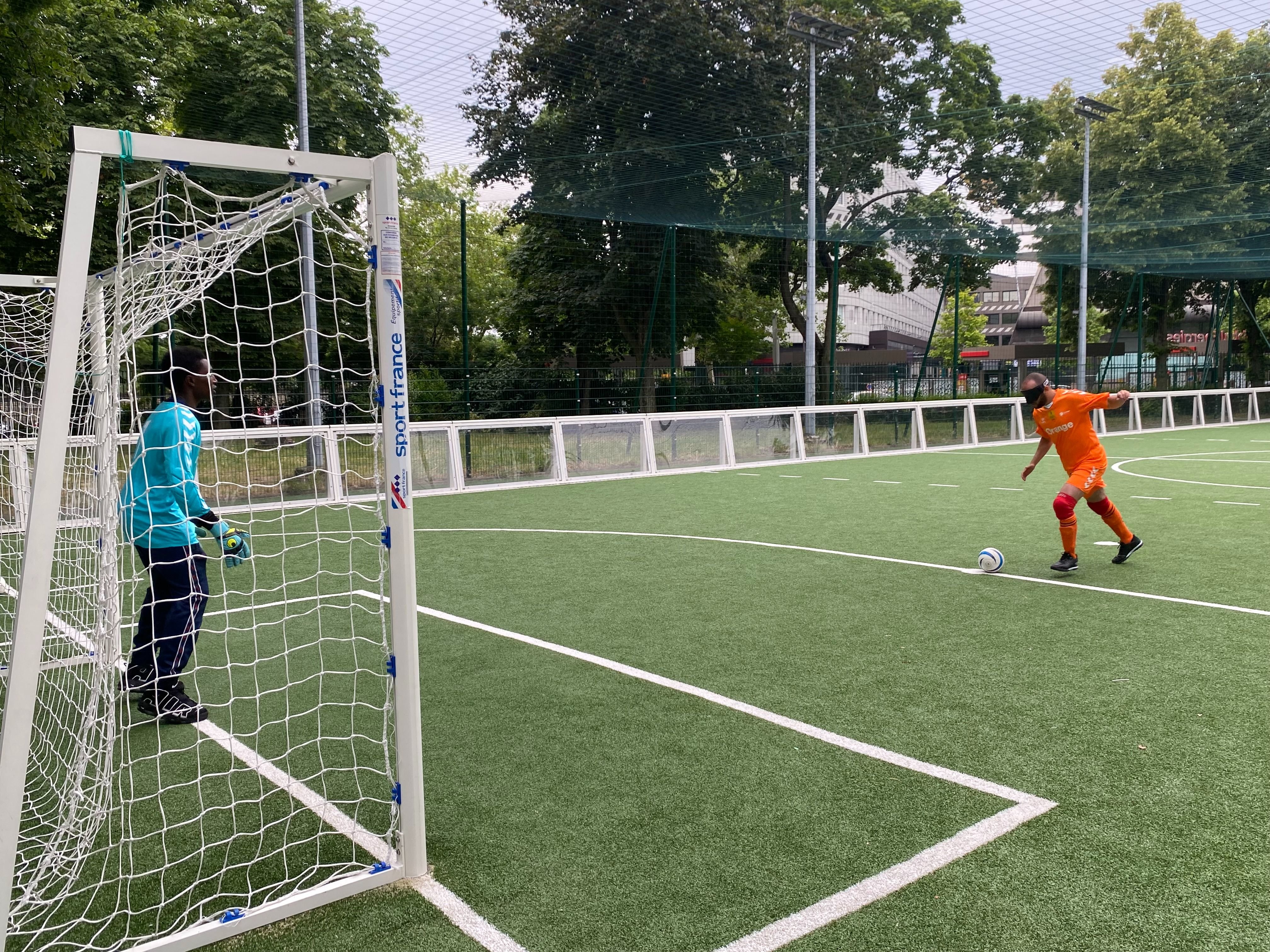 Paris (XIVe), ce jeudi. Le premier terrain de cécifoot de Paris et d'Île-de-France a été inauguré ce jeudi soir. L'équipe de l'association Valentin-Haüy a étrenné la pelouse à l'occasion d'une démonstration. LP/Auguste Canier