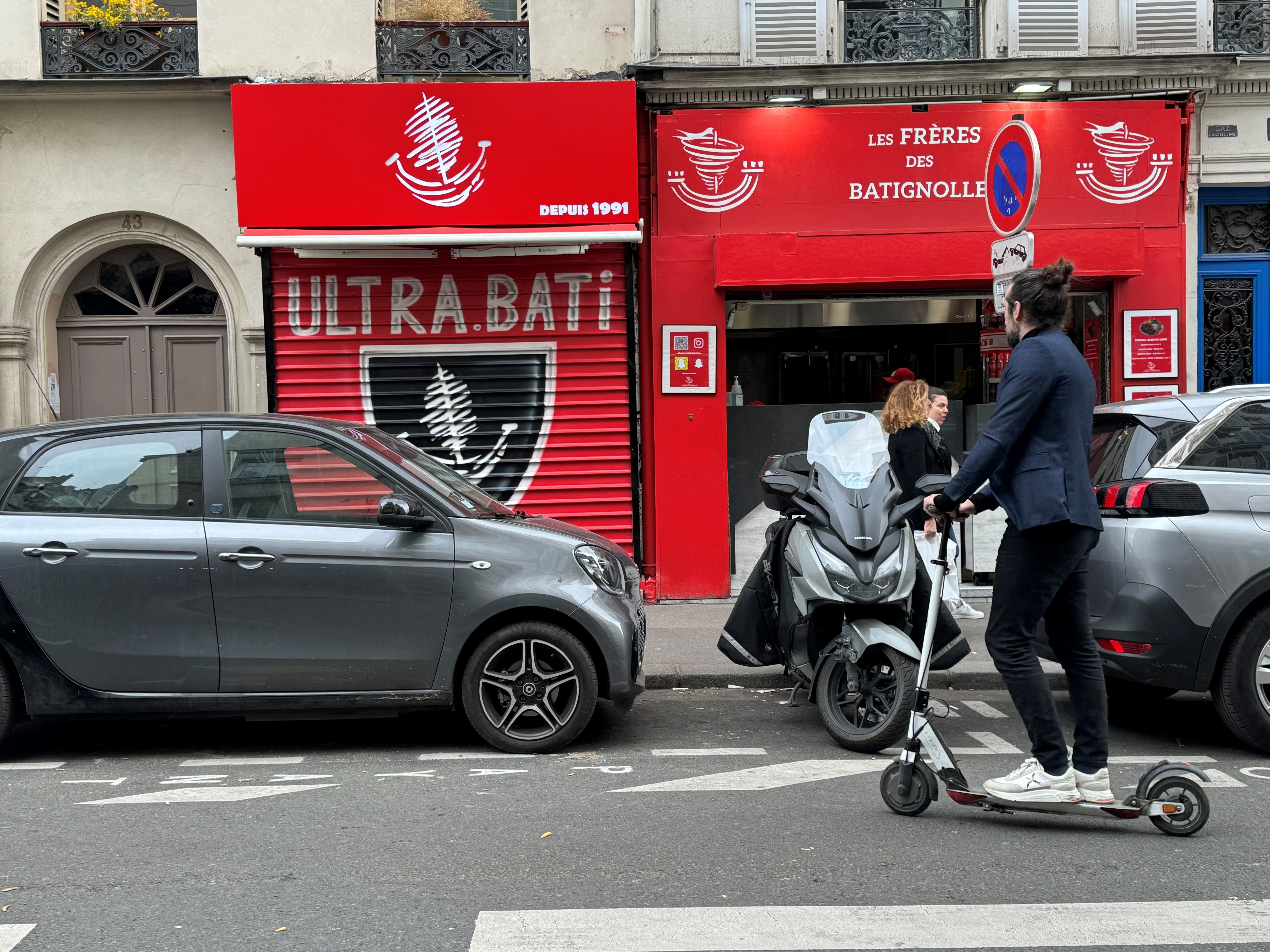 Rue des Batignolles (XVIIe), avril 2024. L'adresse historique (à gauche), au numéro 43 de la rue, arbore depuis peu les couleurs des Frères des Batignolles, installés juste à côté depuis 2021. LP/Paul Abran