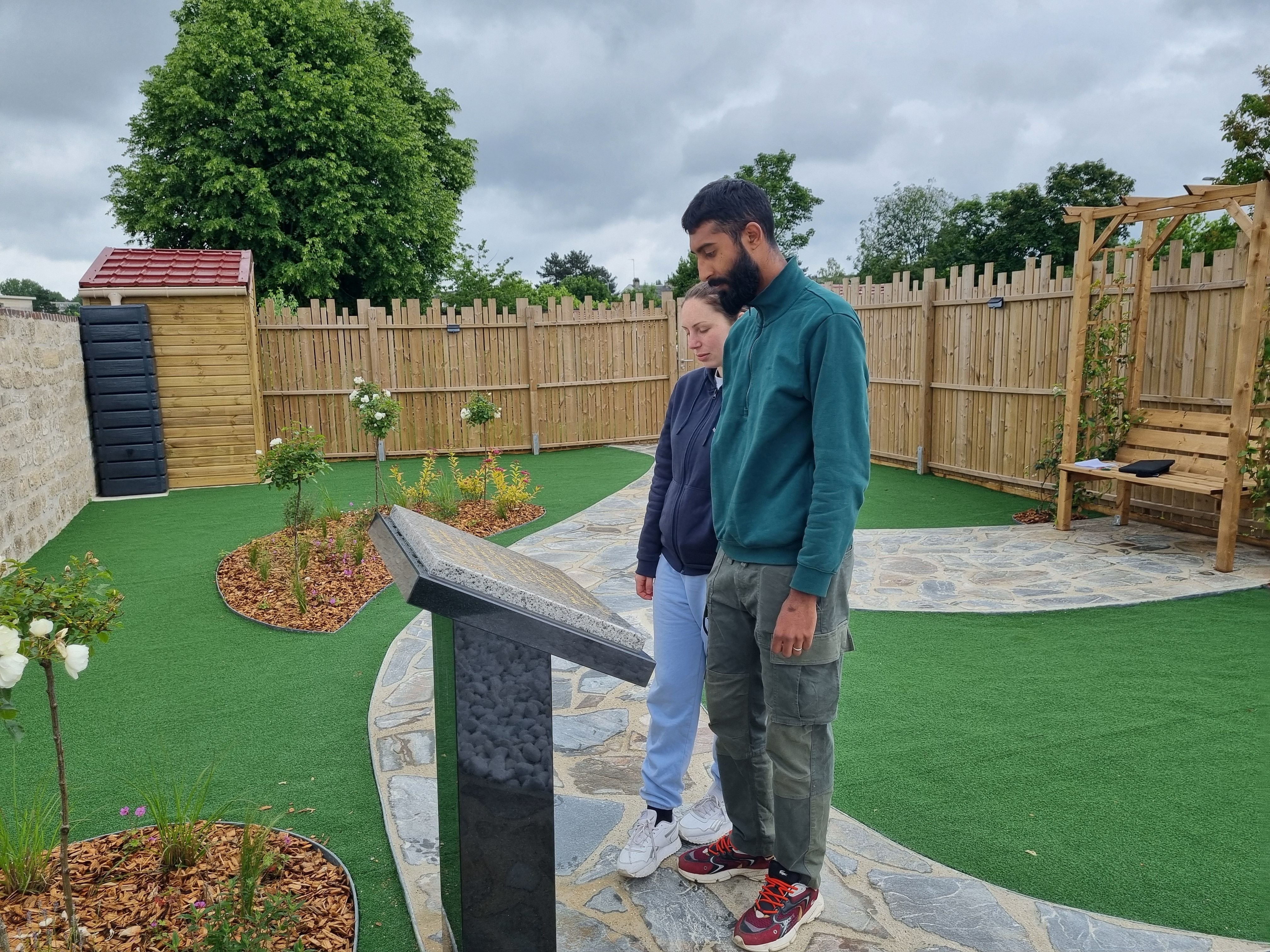 Creil (Oise), le jeudi 30 mai 2024. Les travaux du jardin dédié à la mémoire de Shaïna se sont terminés hier et, déjà, Yasin, le frère de Shaïna, et sa femme Hélène profitent de ce lieu. LP/Armelle Camelin