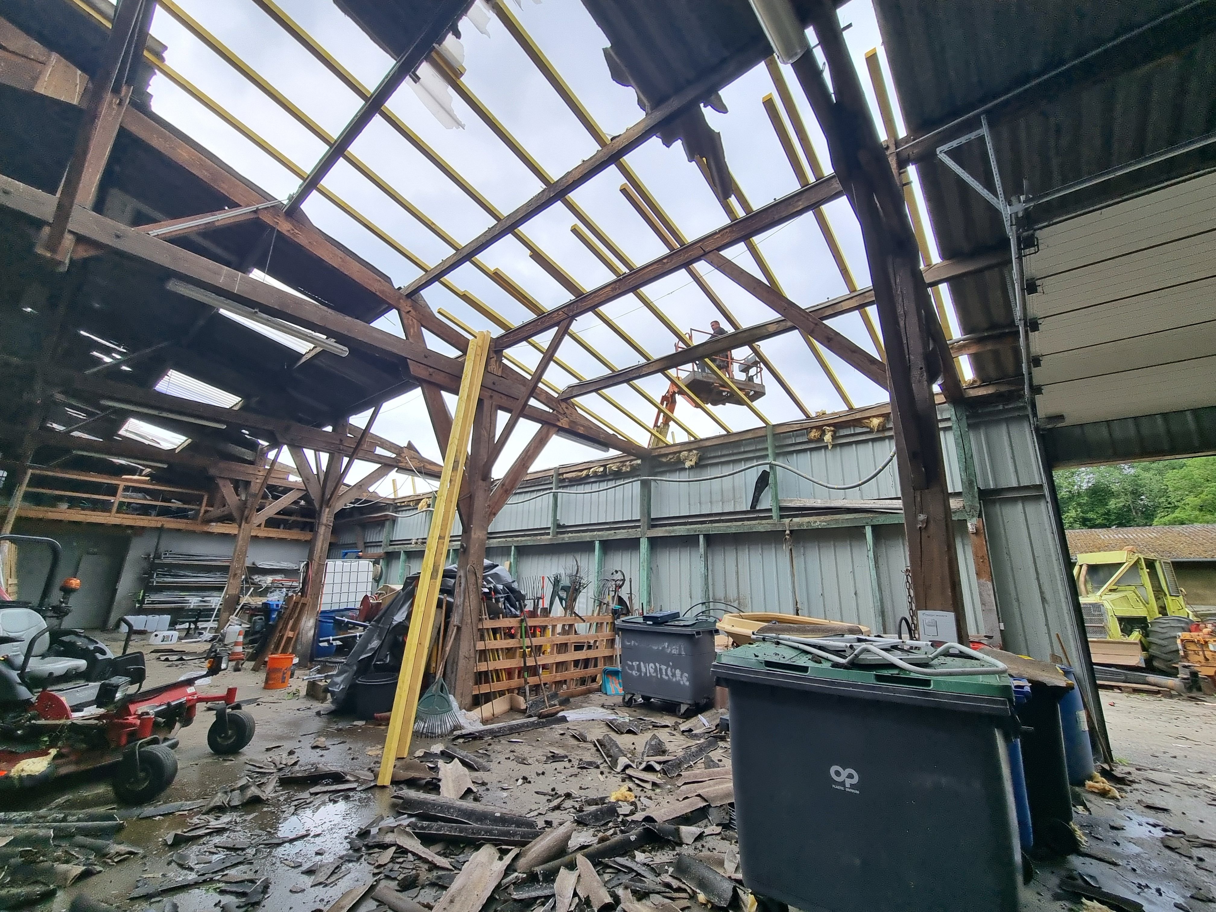 Carlepont (Oise), le 19 juin. Le toit en tôle des bâtiments de l'entreprise FMTP Nouvelle, qui propose du dépannage d'appareil forestier, s'est envolé au passage de la tornade. LP/Armelle Camelin