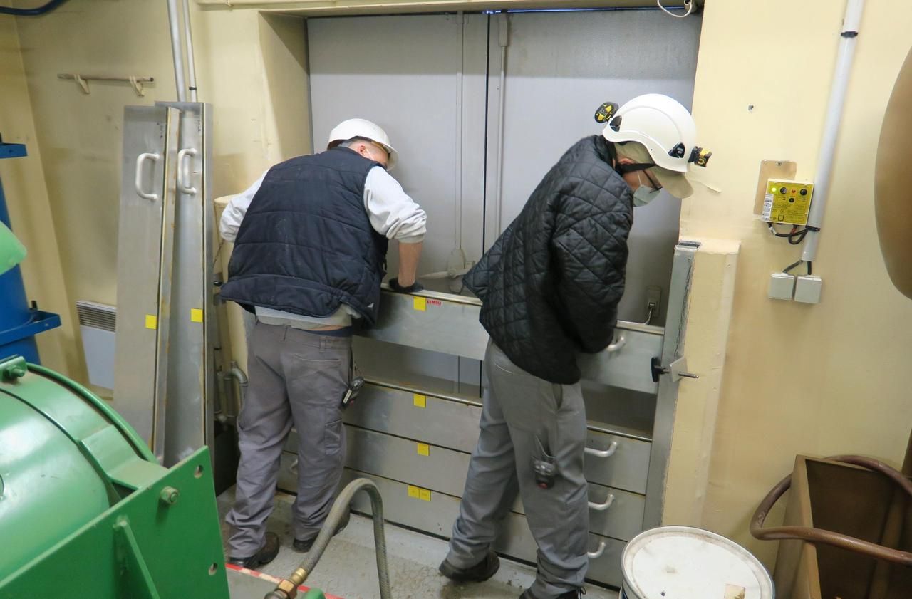 <b></b> Saint-Maur-des-Fossés, le 24 novembre. Durant la simulation de crue, des agents du département empêchent la Marne d’inonder la station de pompage grâce à ces poteaux équipés de joints.