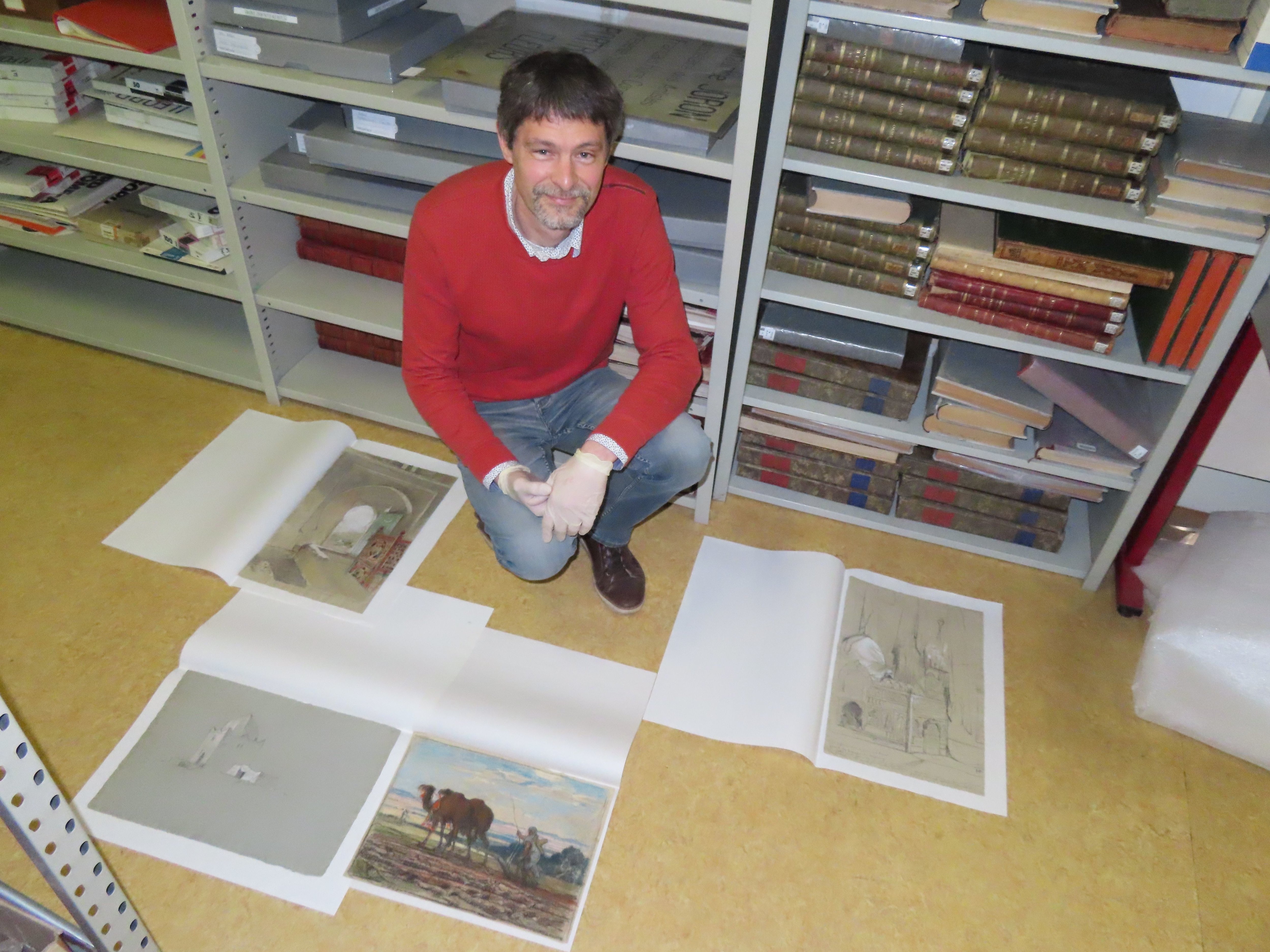 Bry-sur-Marne (Val-de-Marne), vendredi 18 mars 2022. Vincent Roblin, le directeur du musée Adrien-Mentienne, présente les dessins de Gustave Guillaumet, retrouvés dans les archives de la famille Joron. LP/Sylvain Deleuze