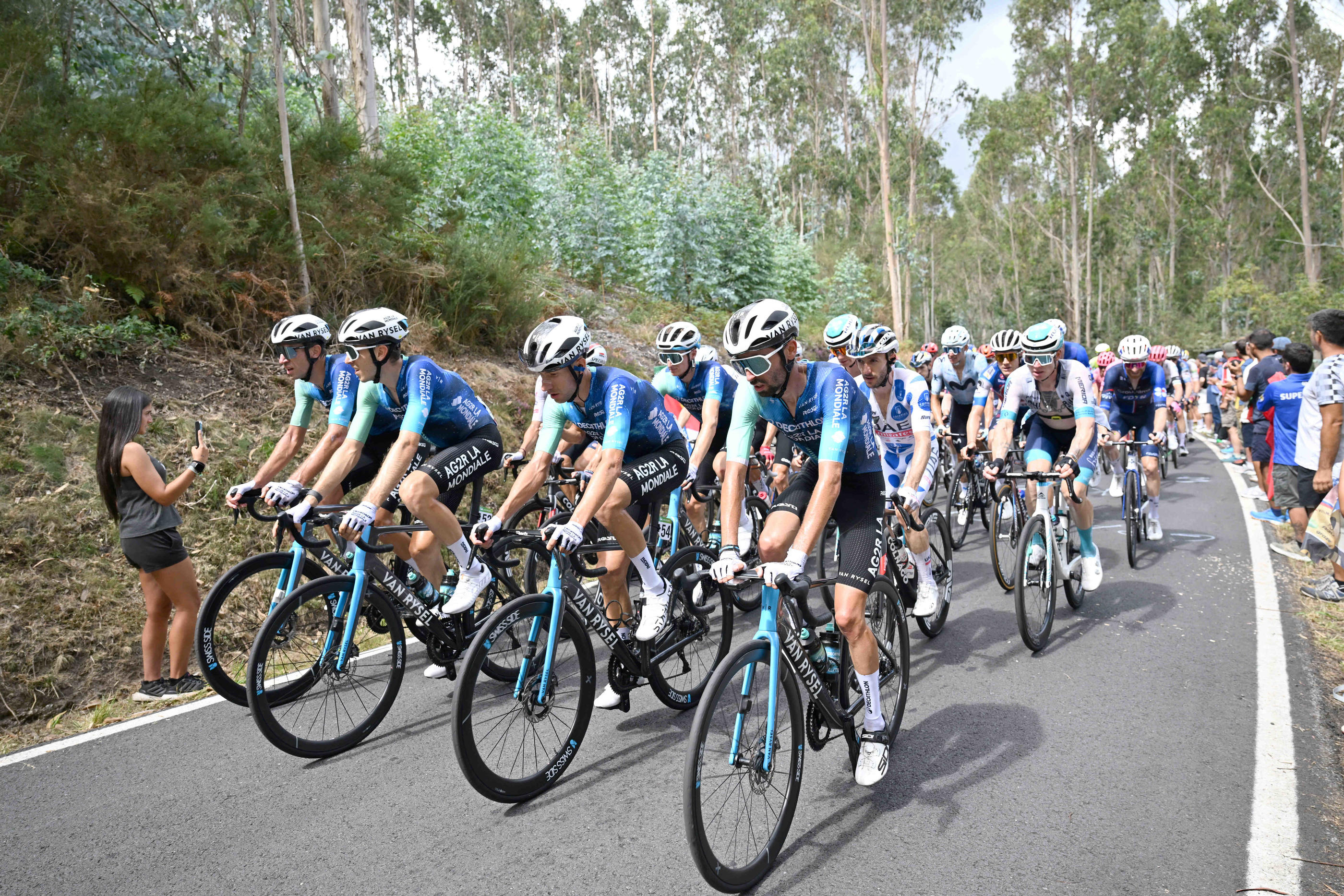 C'est notamment pour avoir roulé en tête du peloton, comme sur cette photo, en bloquant des concurrents, que plusieurs coureurs de l'équipe Decathlon AG2R-La-Mondiale ont reçu des cartons jaunes sur la Vuelta. Icon Sport/Stefano Sirotti