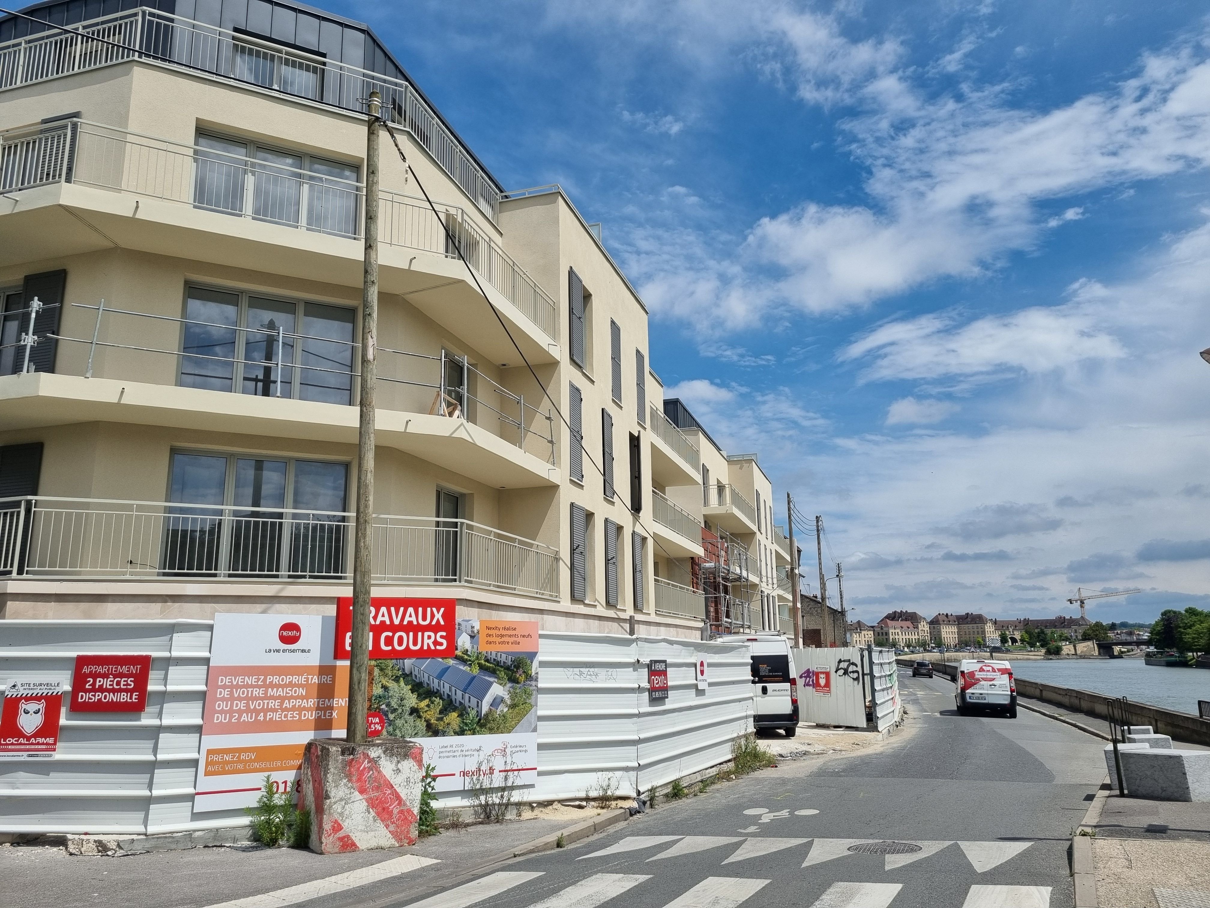 Creil (Oise), le jeudi 20 juin 2024. Les travaux sont toujours en cours dans la résidence Nexity Les Terrasses de l'Oise, dont la livraison est prévue pour octobre 2024. LP/Armelle Camelin