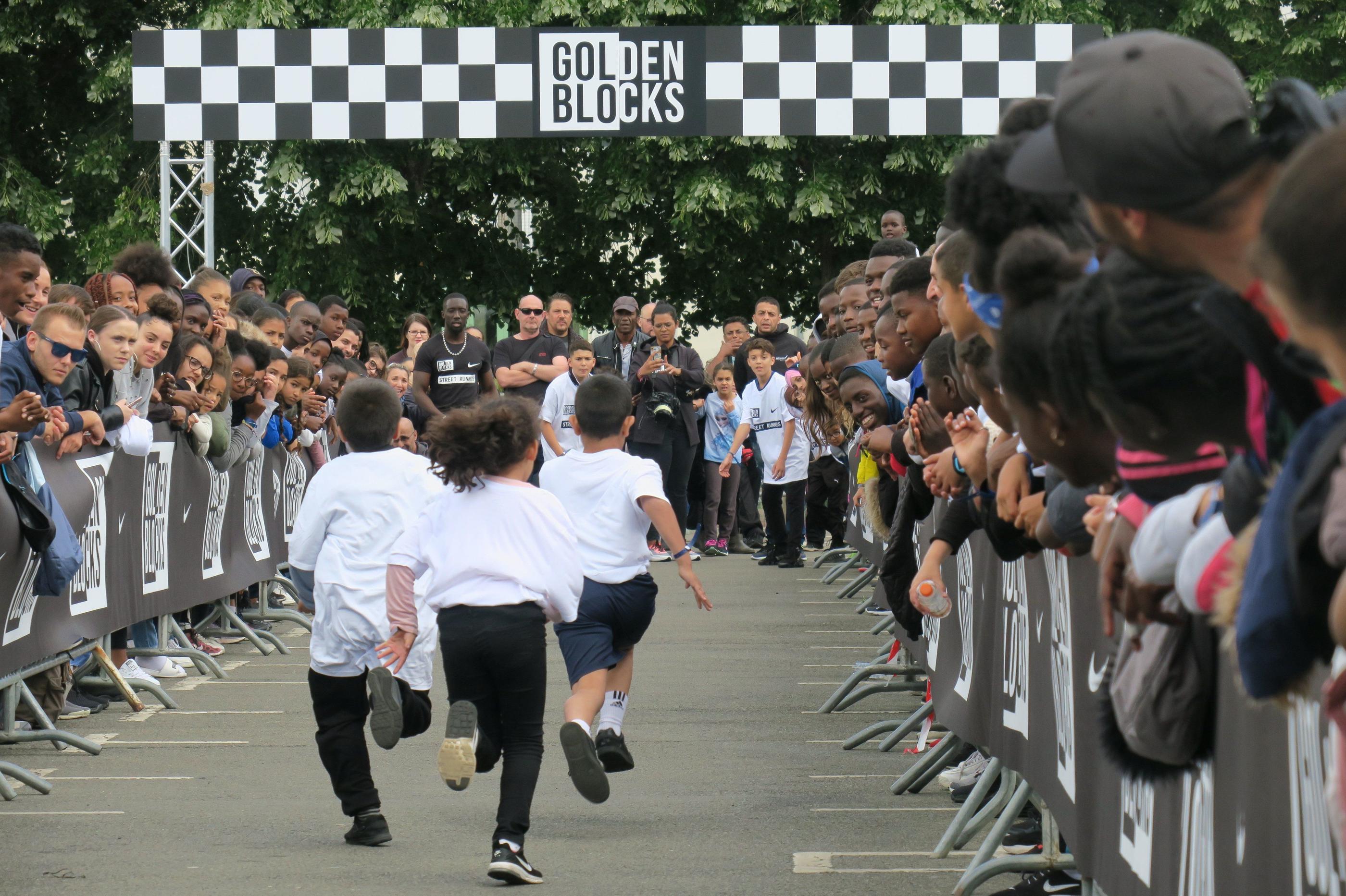 Courir 50 m en duel, comme ici aux Mureaux (Yvelines), c'est le principe des Golden Blocks qui permettent de faire découvrir gratuitement l'athlétisme aux jeunes des quartiers. LP/Virginie Weber