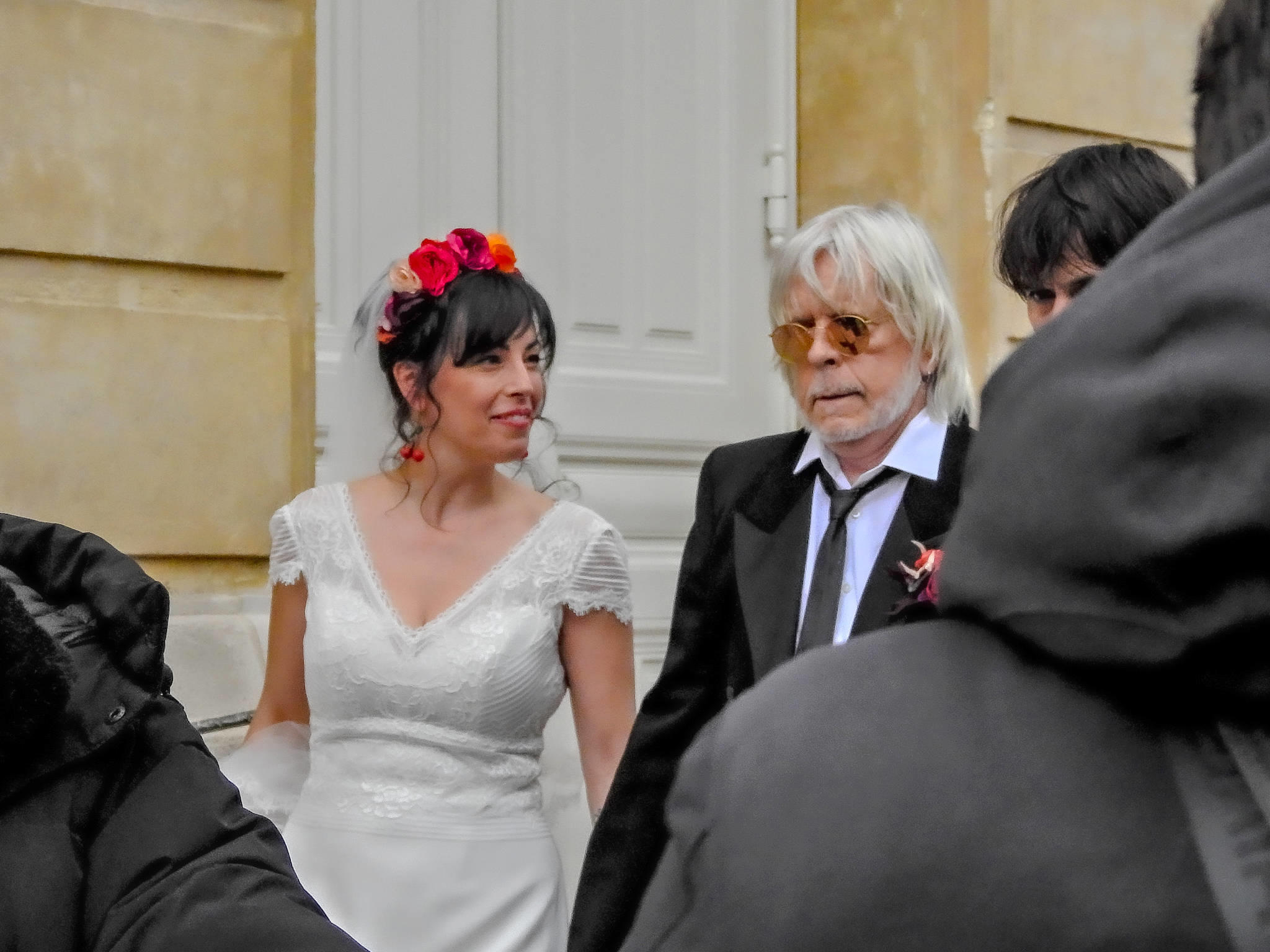 Boucles d'oreilles en forme de cerises pour Christine, fleur rouge à la boutonnière pour Renaud, un beau moment ce samedi à la mairie du XIVe arrondissement. Gimmick/SIPA