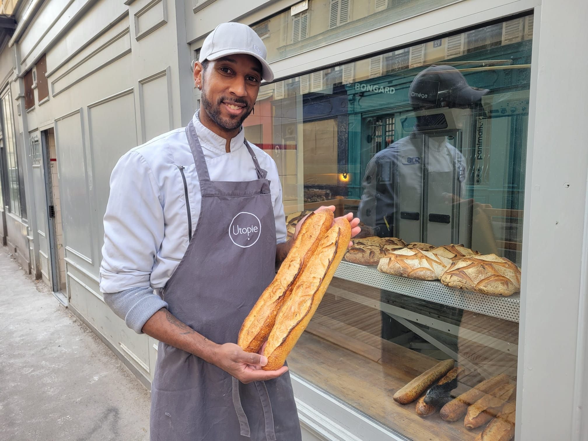 Paris (XIe), vendredi 26 avril 2024. Xavier Netry et deux des meilleures baguettes de Paris 2024. Le palmarès de tête est complété cette année par les boulangeries Maison Doré (Ve) et La Parisienne (VIIe). LP/Julien Lec'hvien