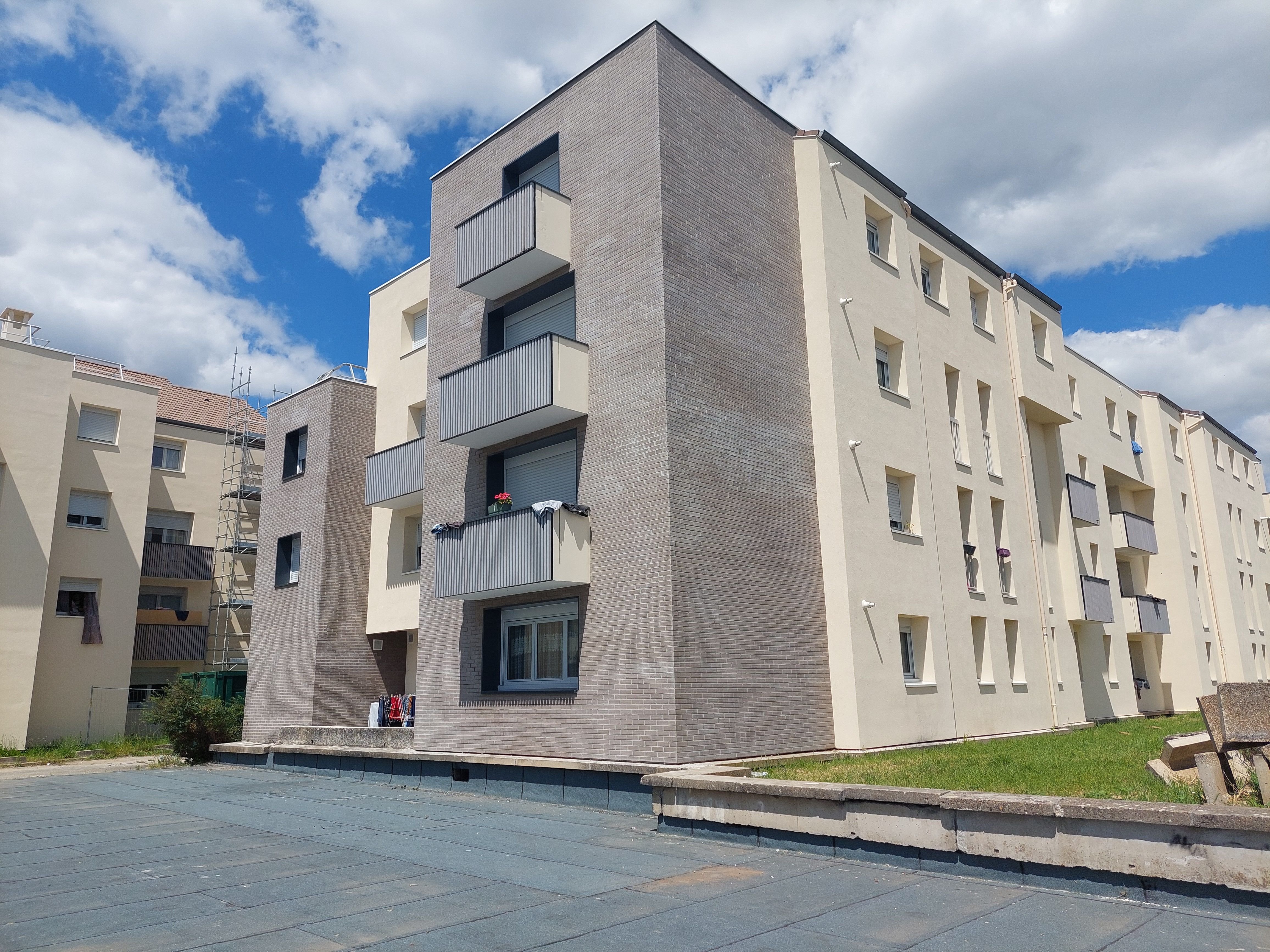 Limay (Yvelines), le 9 juin. Samedi 8 juin, pour échapper à son père qui venait de lui donner des coups de poing et de la frapper avec un manche à balai, une adolescente a sauté du deuxième étage de ce petit immeuble. LP/Virginie Wéber