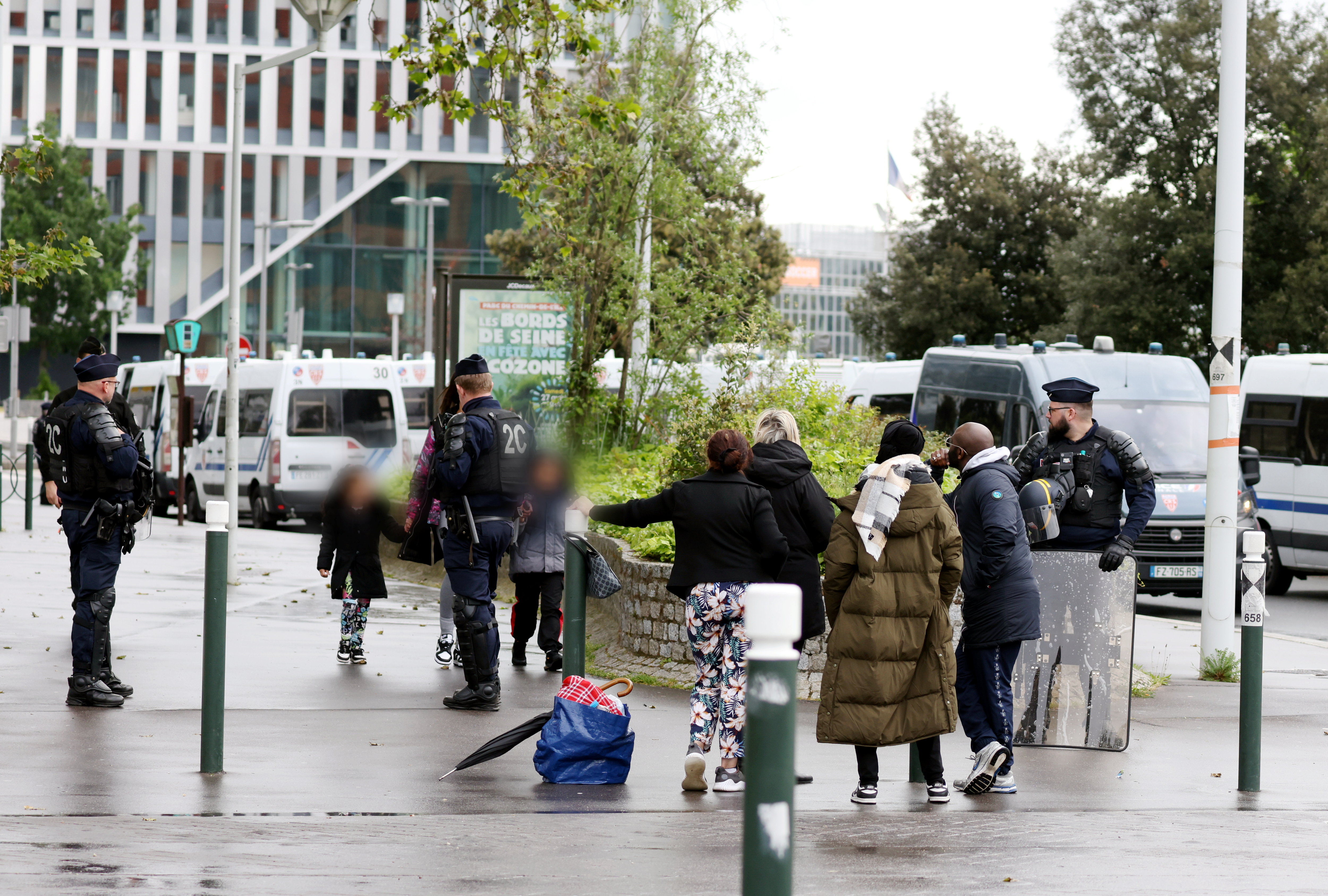 Nanterre (Hauts-de-Seine), ce dimanche matin. Des barrages de police filtrent les allées et venues autour de la préfecture et de la place Nelson-Mandela à l'occasion de la reconstitution de la mort de Nahel. LP/Jean-Baptiste Quentin