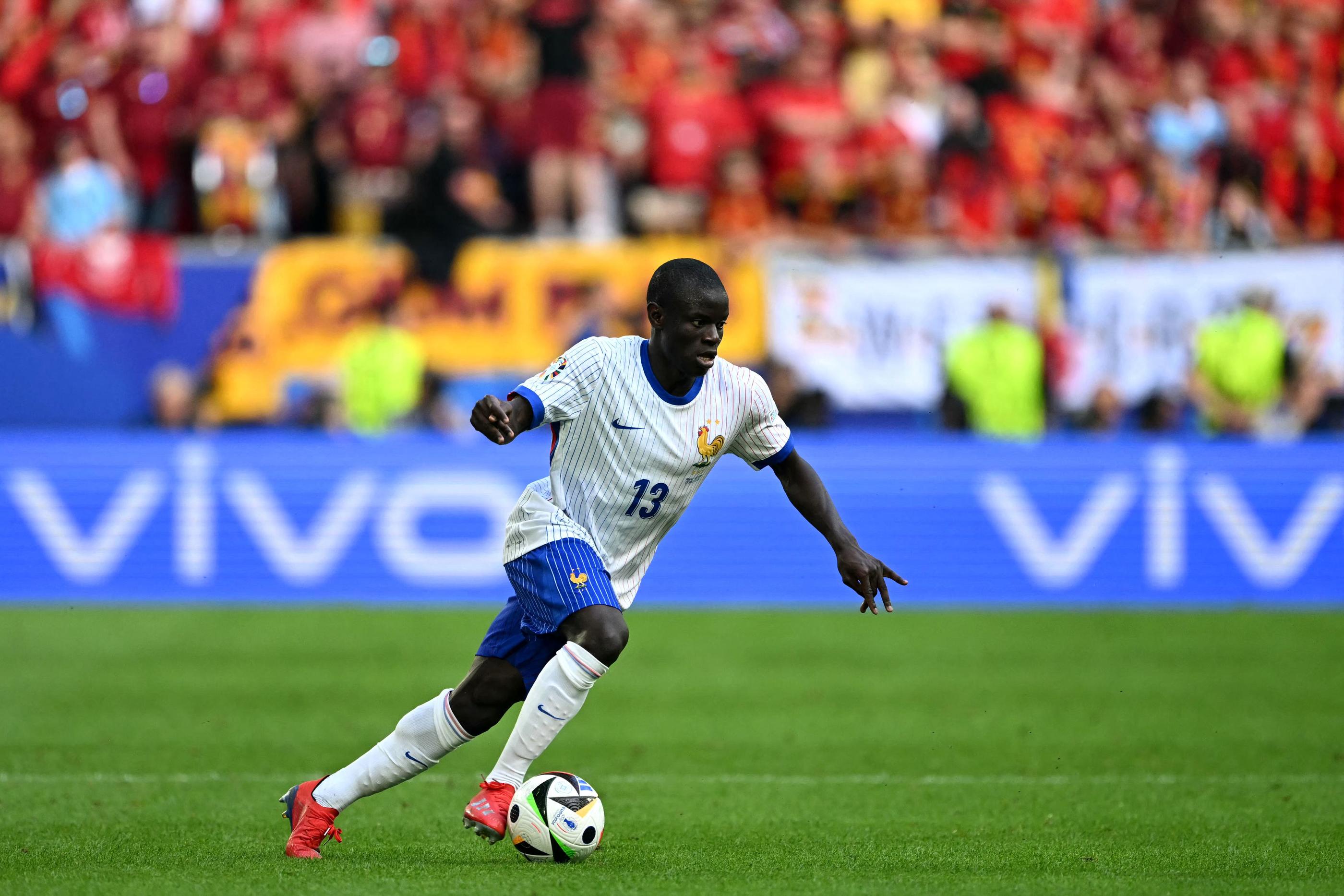 N'Golo Kanté a encore une fois été rayonnant dans l'entrejeu des Bleus. OZAN KOSE / AFP