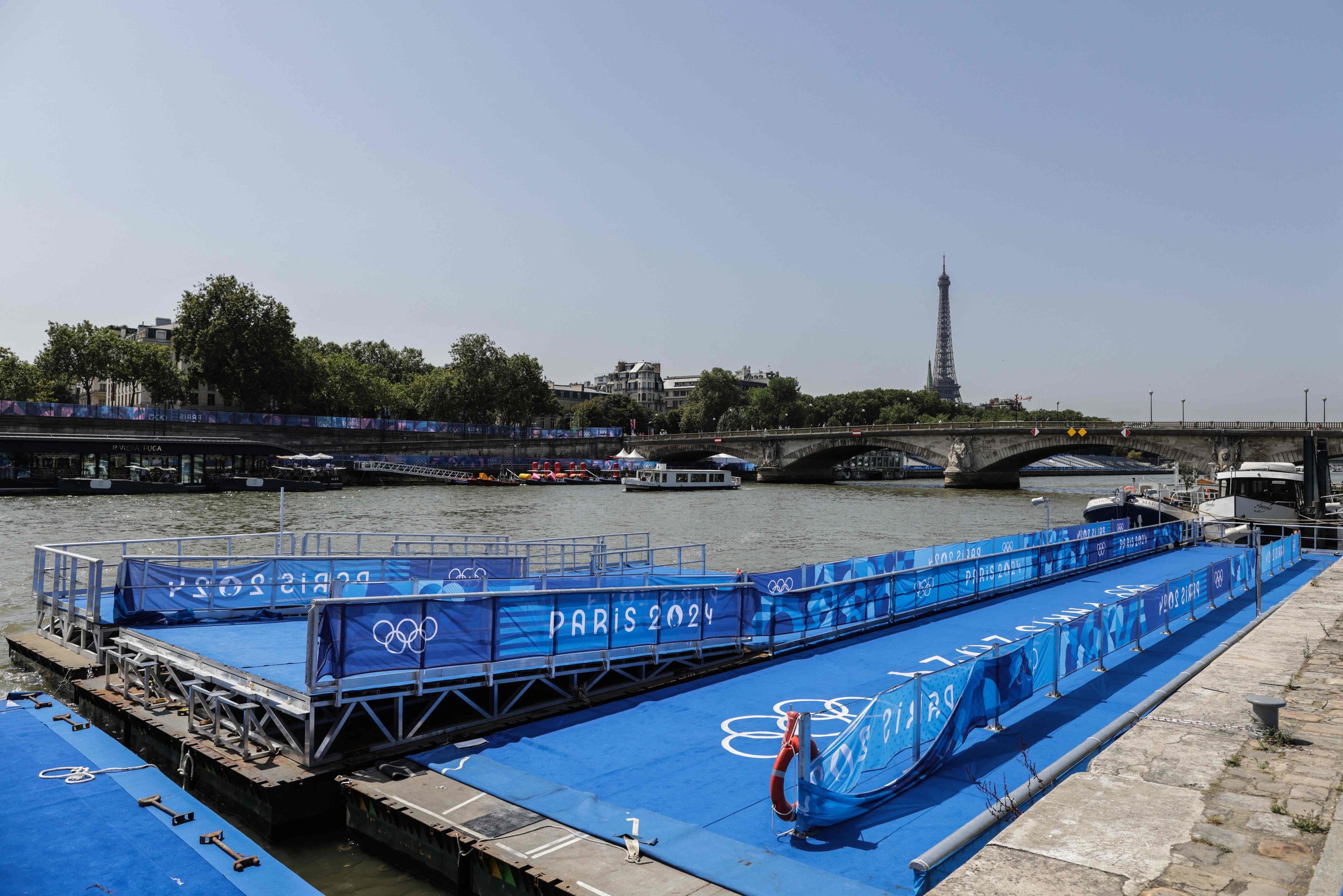 La Seine, toujours polluée, attend désespérément ses triathlètes... AFP/Thibaud Moritz