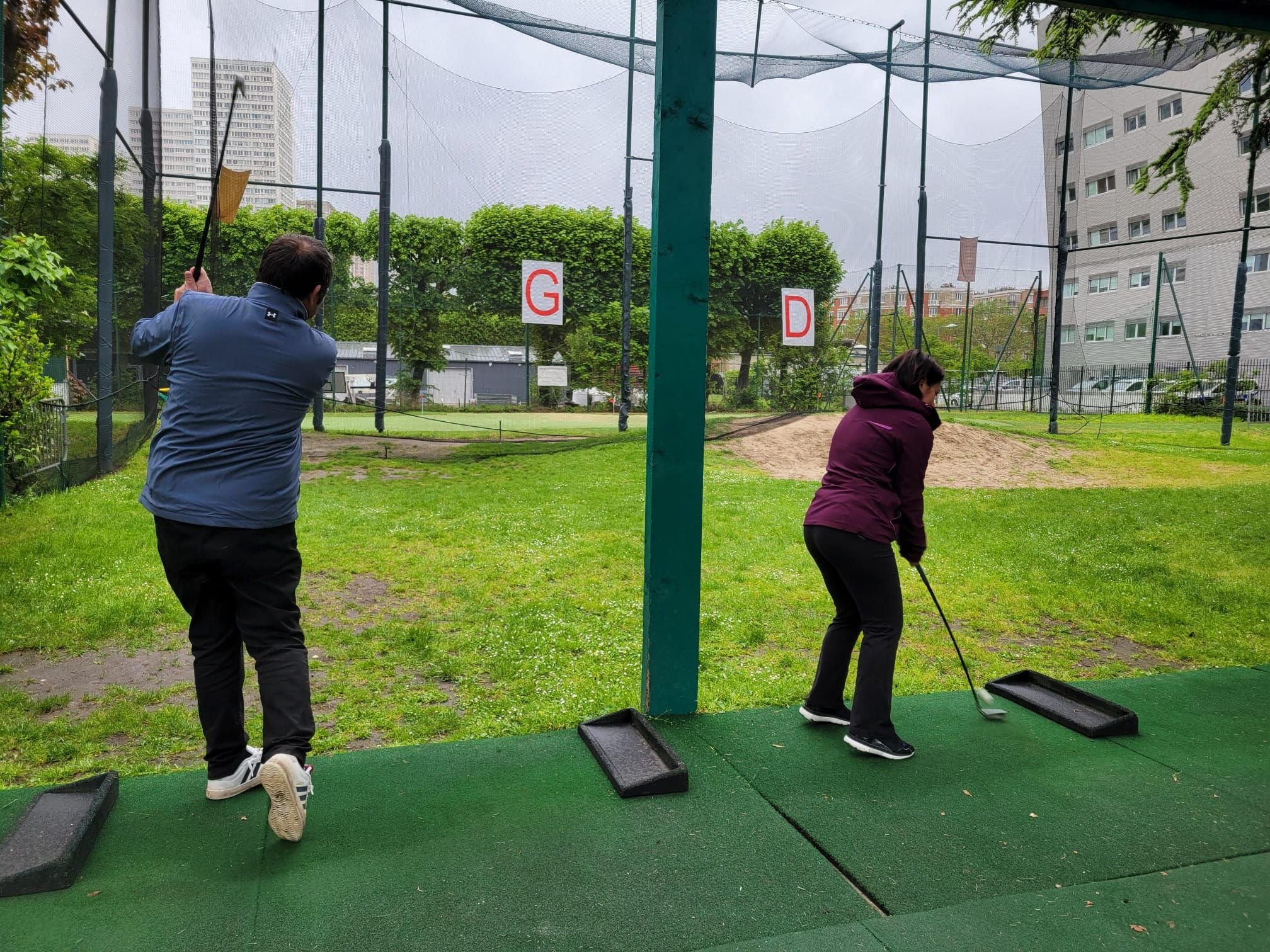 Paris, jeudi 2 mai 2024. Le practice du stade Carpentier (XIIIe) compte dix tapis de practice, un putting green et un chipping green. LP/Julien Lec'hvien