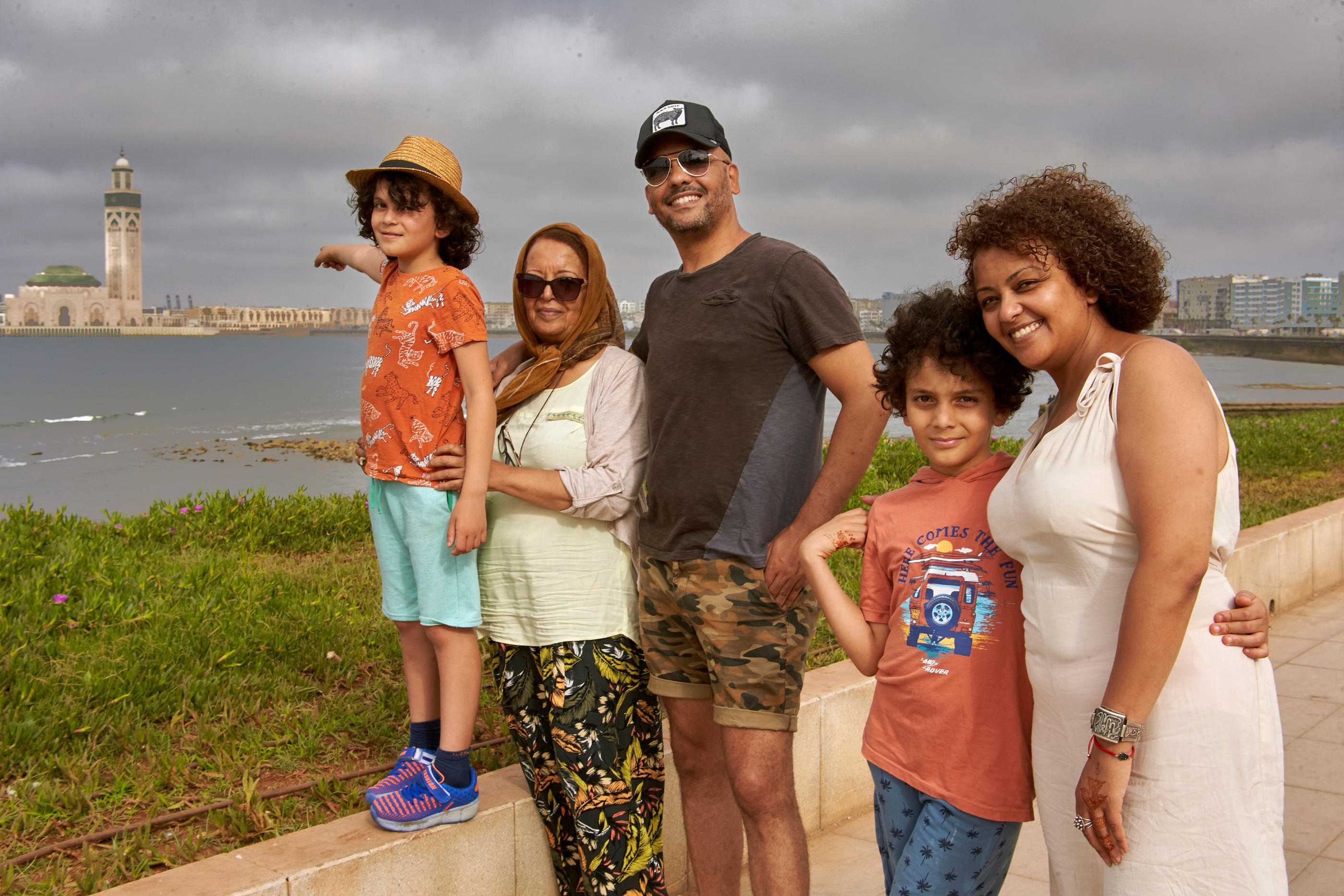 Devant la mosquée Hassan II, Hind (à droite), Franco-marocaine expatriée en Angleterre, ses fils, Adam (à droite) et Naël, son frère, Khalid, et leur mère, Najia, se réjouissent d'être enfin réunis pour l'Aïd al Adha. LP/Abdeljalil Bounhar