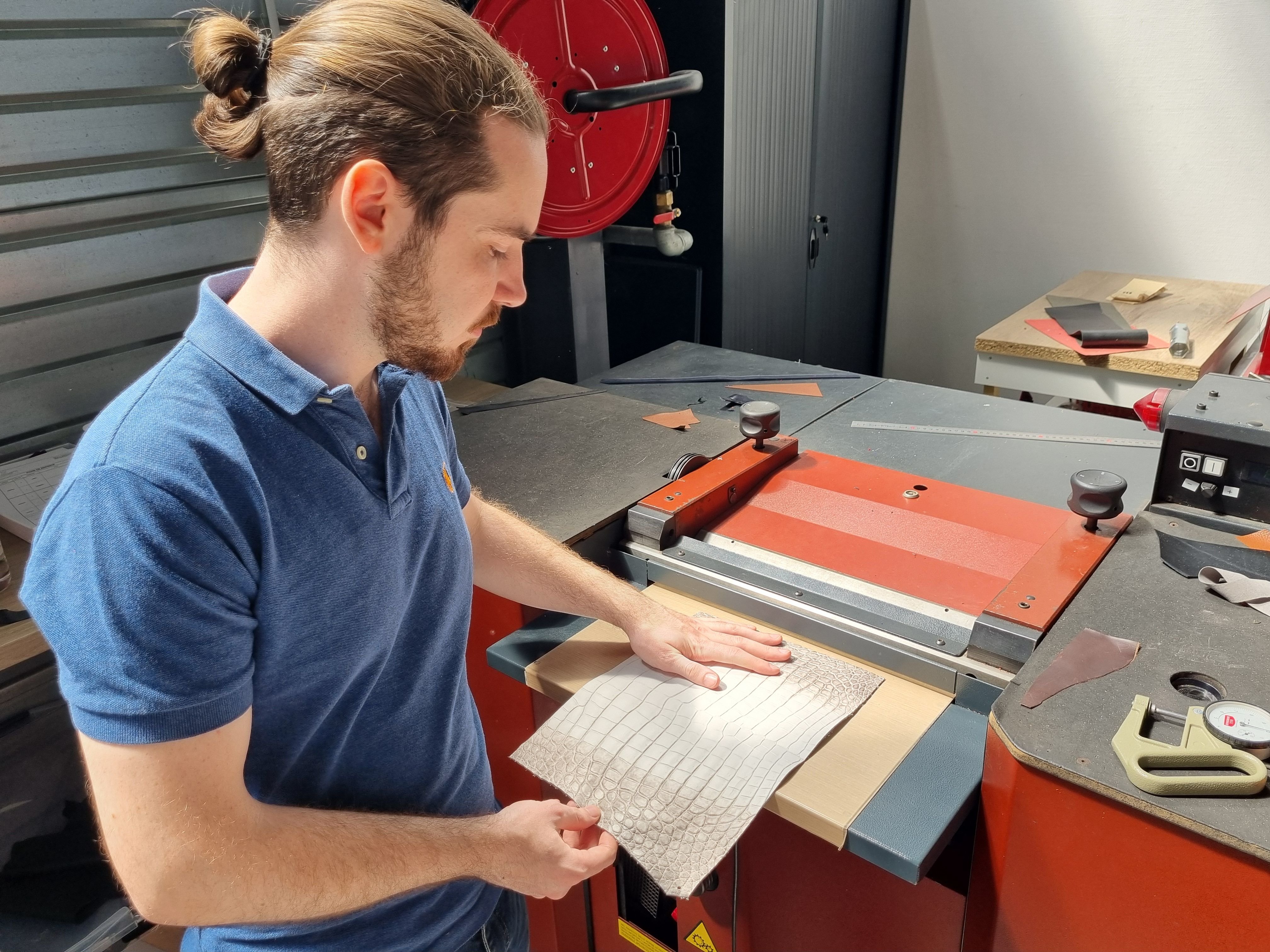 Montataire (Oise), lundi 24 juin. Corentin Carnoy, fondateur des ateliers du même nom, travaille à la refendeuse l'un des cuirs exotiques les plus prisés au monde, le crocodile Himalaya blanc. LP/A.C.