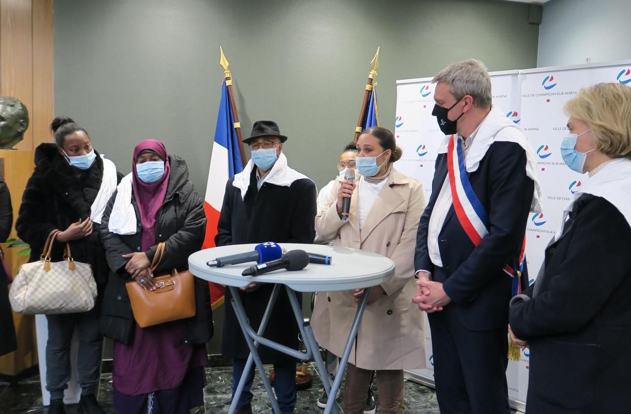 <b></b> Champigny-sur-Marne (Val-de-Marne), ce samedi. La maman (au micro) et le papa (à sa droite) respectifs des deux ados blessés à coups de couteau  ont été réunis par le maire (à dr.) pour dialoguer et appeler au calme.