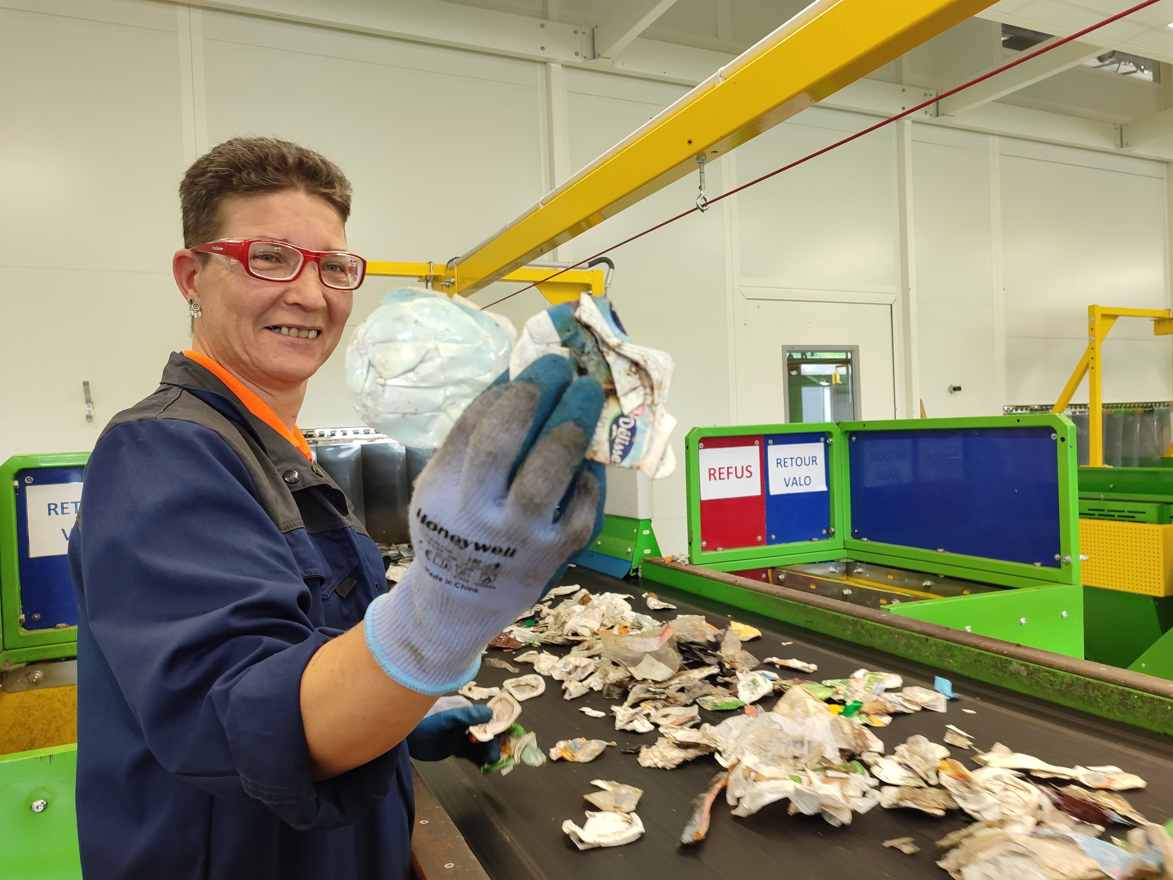 Élisabeth, une des opératrices chargées du contrôle qualité à l'usine d'Épinal, passe après le tri des robots. LP/Doris Henry