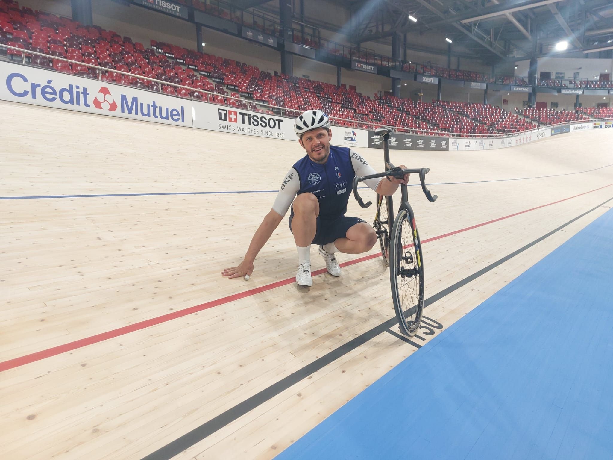 Montigny-le-Bretonneux (Yvelines), ce jeudi. Quentin Lafargue, membre de l'équipe de France olympique de cyclisme sur piste, a été l'un des premiers à rouler sur le "nouvel" anneau des JO de Paris 2024. LP/Stéphane Corby