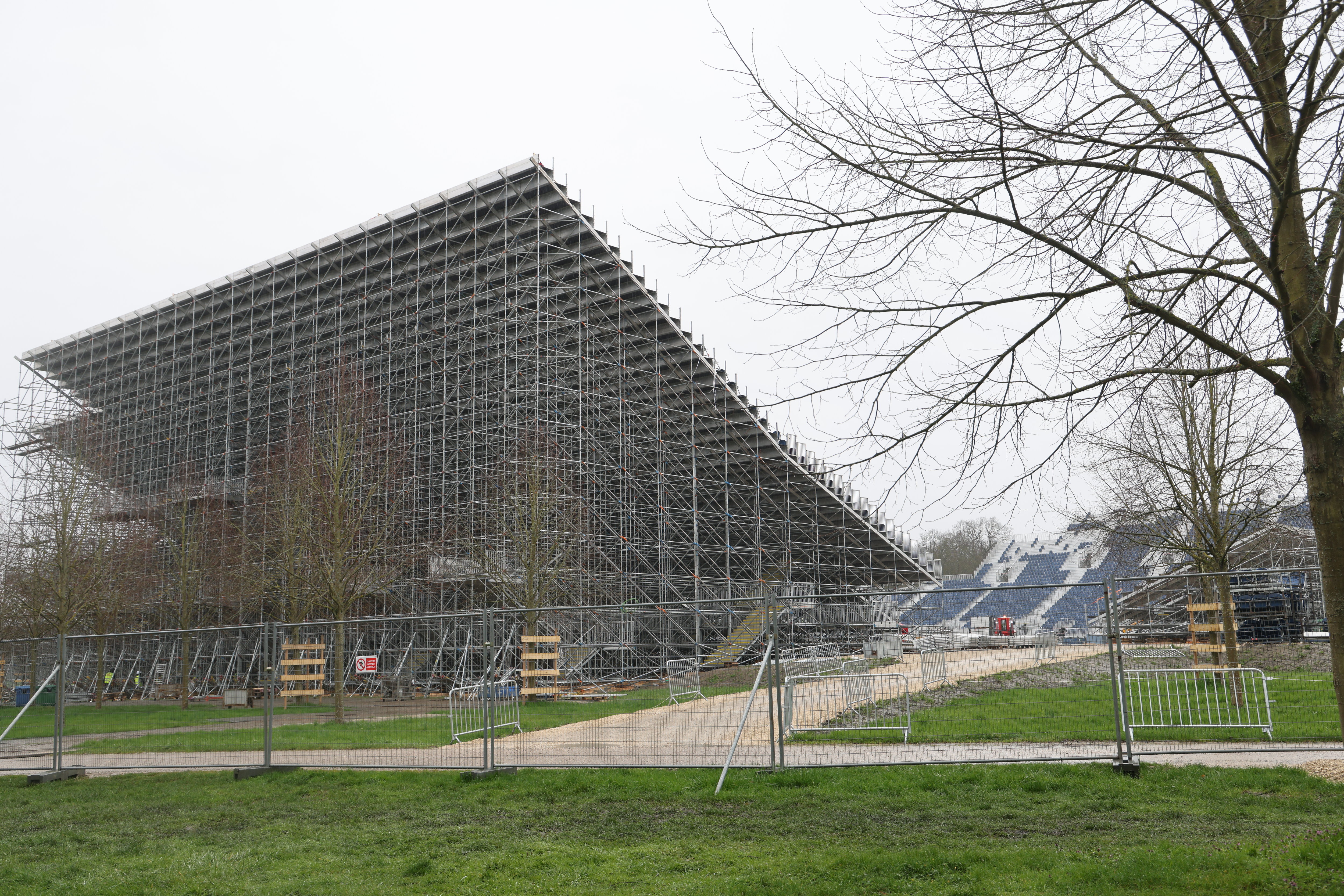 Versailles. Dans le parc du château, une tribune tubulaire de 16 300 places se dresse jusqu'à 23 mètres de hauteur. LP/Philippe Lavieille