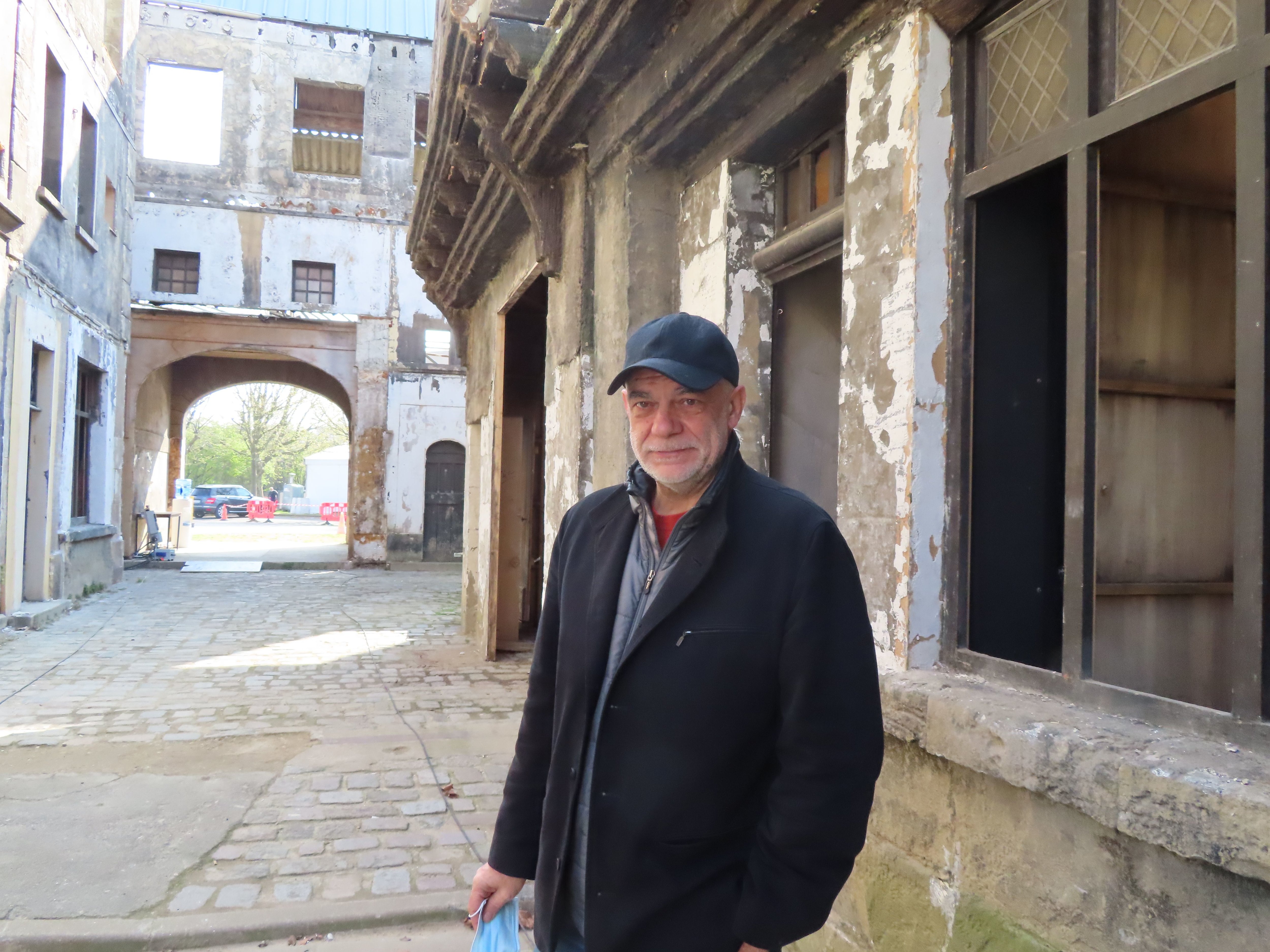 Bry-sur-Marne, ce jeudi. Pascal Bécu, le directeur des studios, au coeur d'un décor de rue régulièrement utilisé pour le tournage de films et de série. LP/S.D.