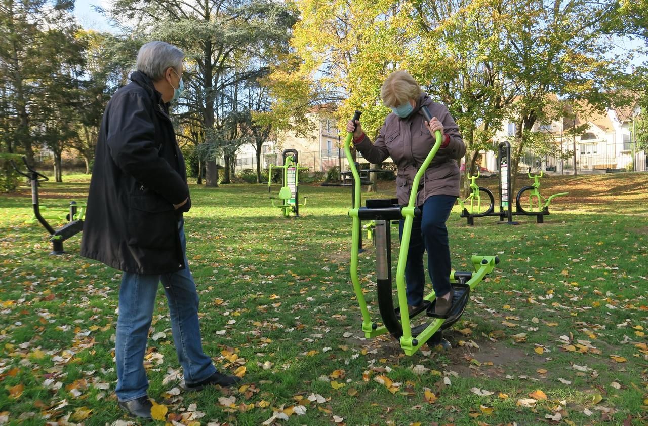 <b></b> Thiais, le 4 novembre. Annie et Jean-Pierre découvrent le vélo elliptique et les autres agrès disponibles en plein air au parc André-Malraux depuis peu.