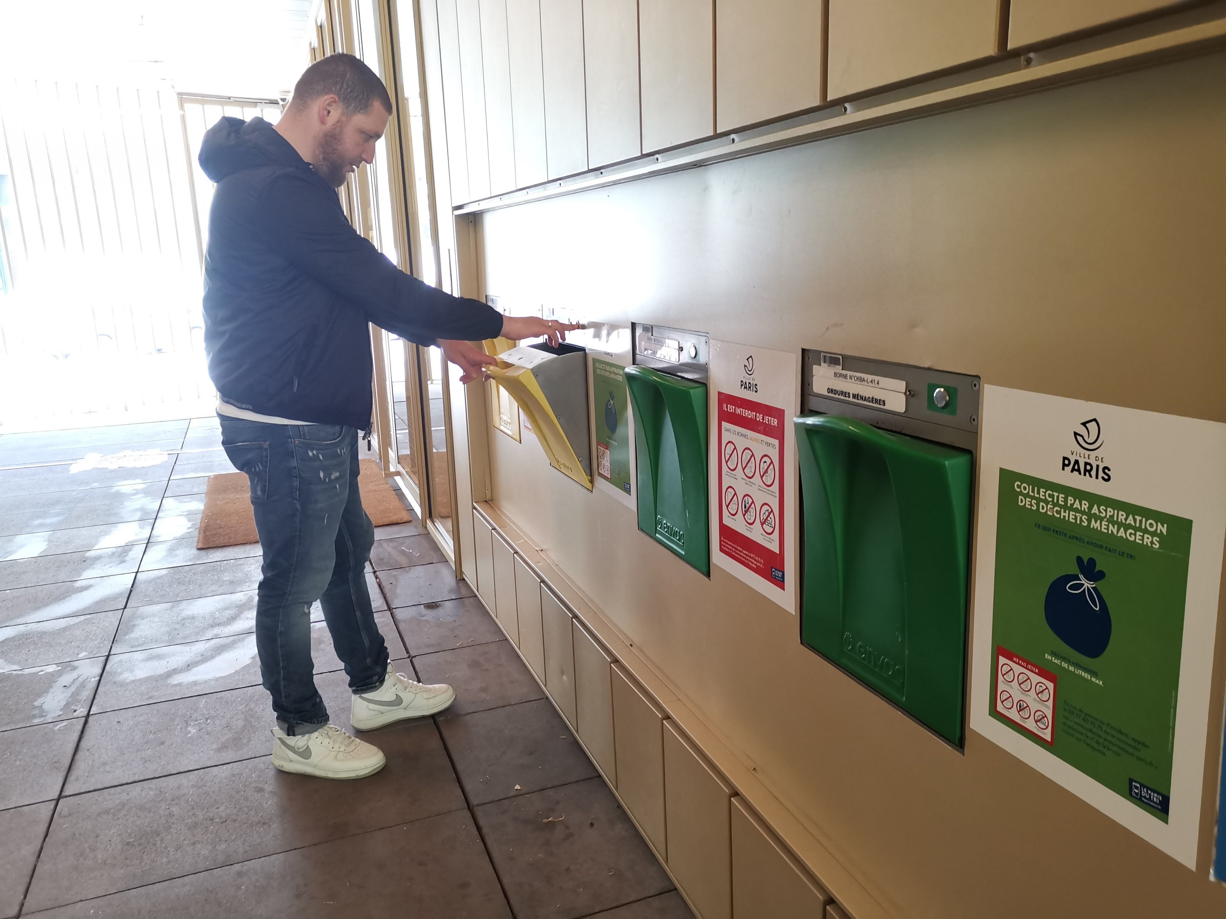 Paris (XVIIe). Avec la collecte pneumatique, les habitants jetaient directement leurs déchets dans des trappes réservées. Les détritus étaient ensuite aspirés dans des tuyaux souterrains jusqu'à un terminal de collecte. LP/Pa.D.