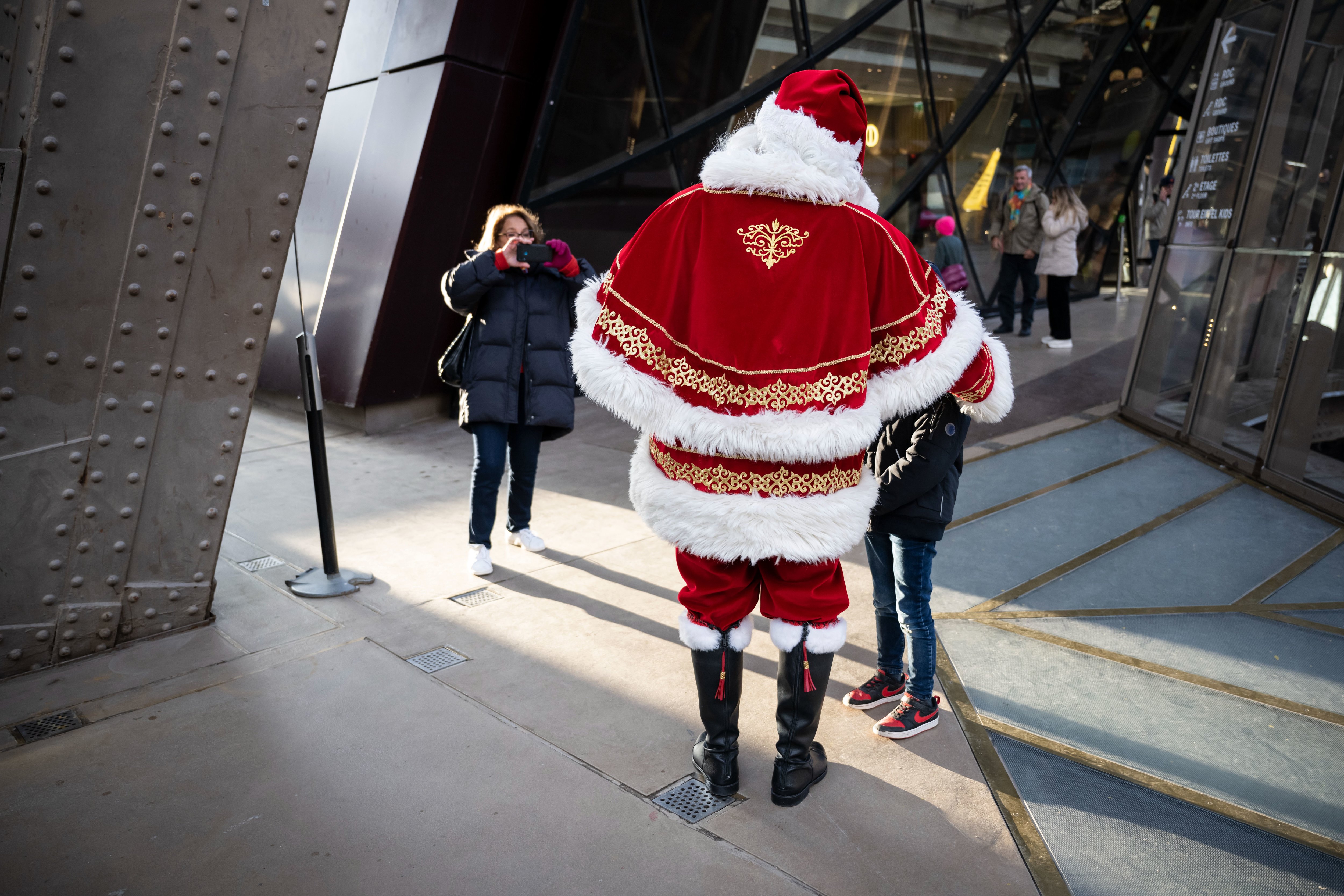 Tour Eiffel (VIIe). À compter du 14 décembre, un marché de Noël s'installe au premier étage de la Dame de fer. Carlos Ayesta/Sete