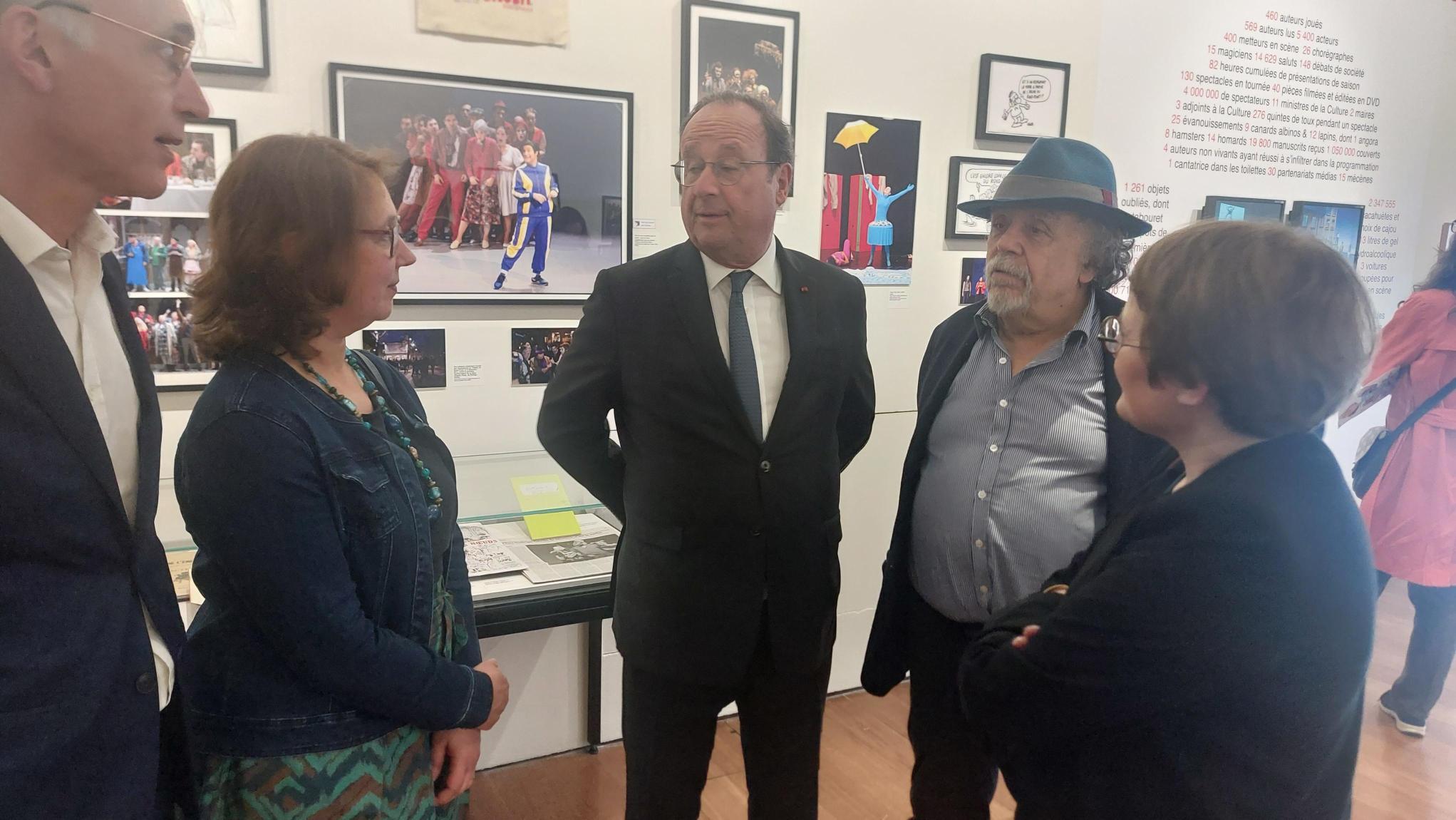 L'ancien président de la République François Hollande (au centre) est venu en ami à l'inauguration de l'exposition consacrée à Jean-Michel Ribes (avec le chapeau), trublion du théâtre et de la télévision. LP/Sylvain Merle