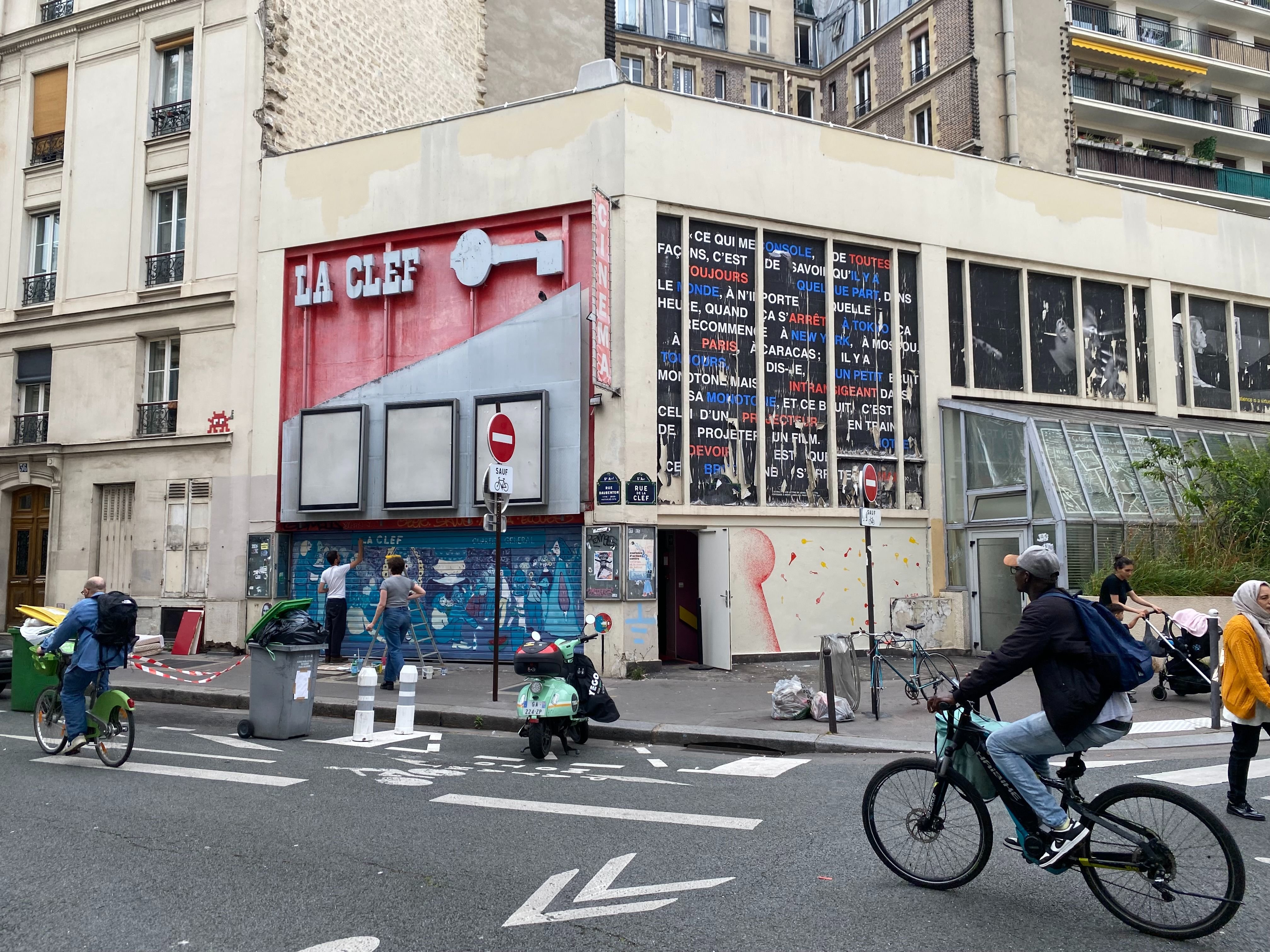 Paris (Ve), le 18 juin. Le collectif La Clef revival, qui avait occupé le cinéma jusqu'en mars 2022, a acté ce mercredi le rachat du bâtiment pour 2,7 millions d'euros. LP/Auguste Canier