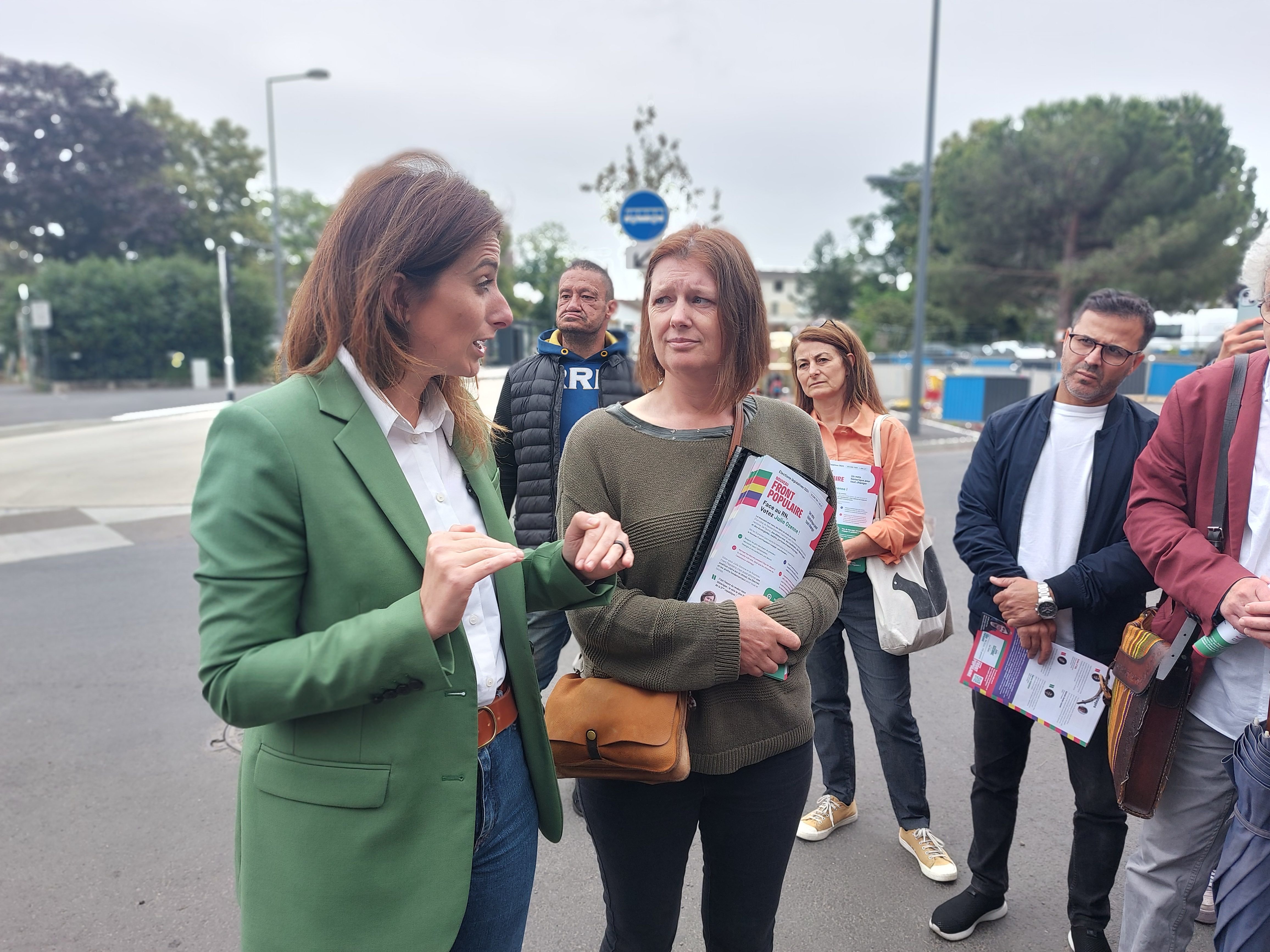 Ris-Orangis, le 3 juillet 2024. Marine Tondelier (veste verte), la secrétaire nationale d'EELV, est venue sur le marché de Ris pour soutenir Julie Ozenne, la candidate (NFP) opposée pour le second tour des législatives anticipées au candidat (RN) Paul-Henri Merrien dans la 9e circonscription de l'Essonne. LP/Cécile Chevallier