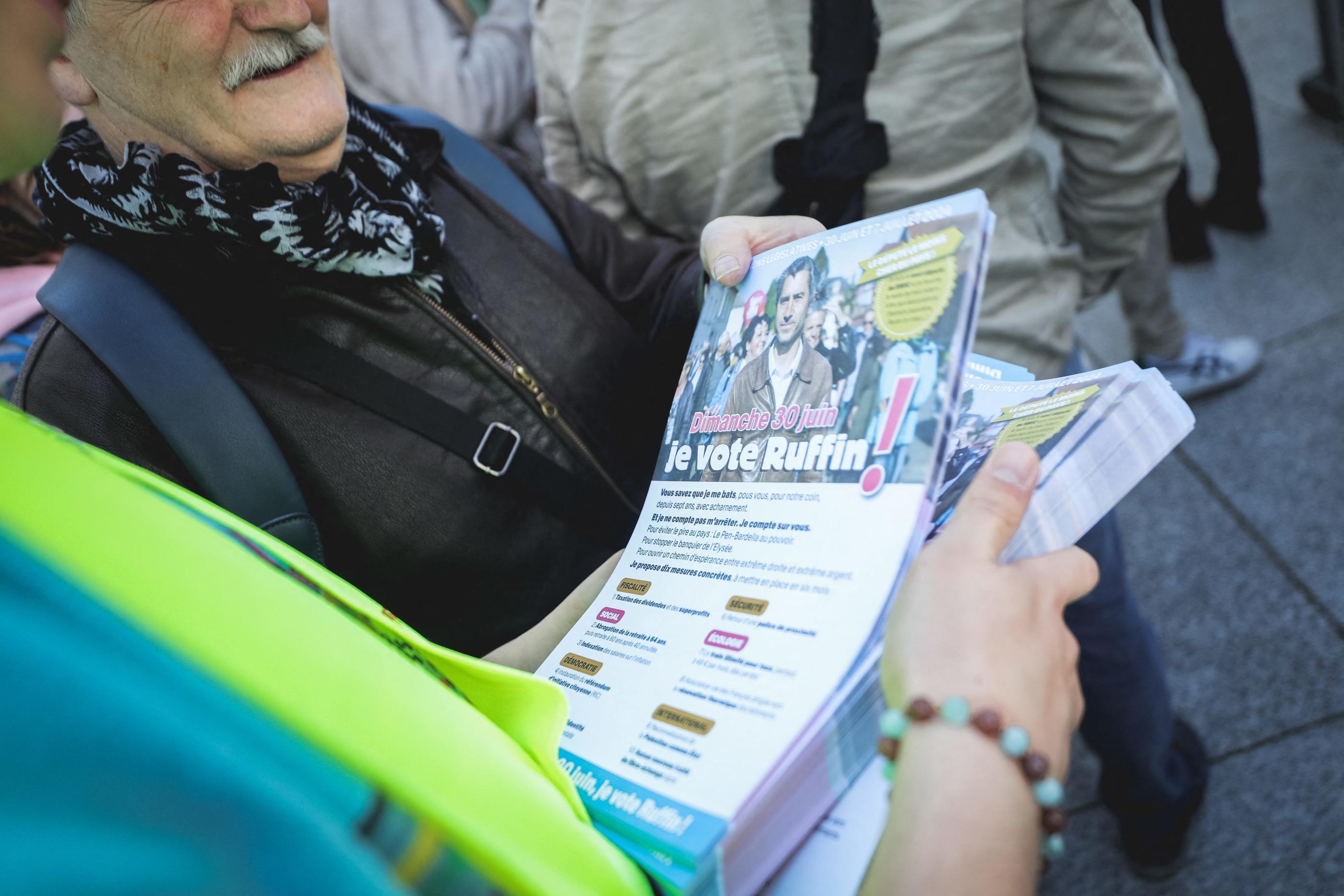 À Amiens, les tracts de François Ruffin, candidat à sa propre succession, sont prêts à être distribués. PhotoPQR/Le Courrier picard/Charles Bury