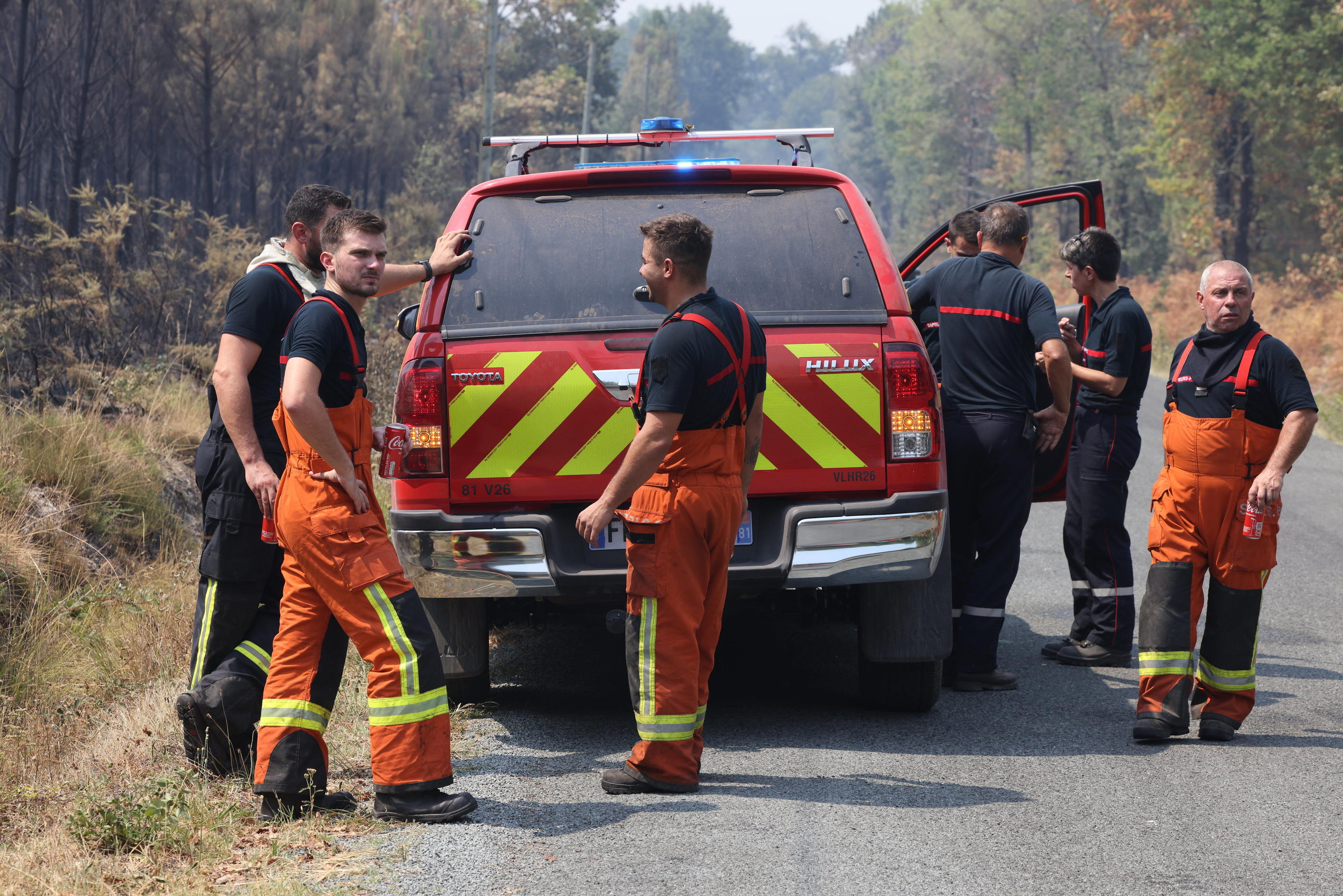 Le pick-up Hilux de Toyota, ici utilisé par des pompiers en Gironde, pourrait être concerné par le malus de 60 000 euros et donc pénaliser ces professionnels. (Illustration) LP/Arnaud Journois