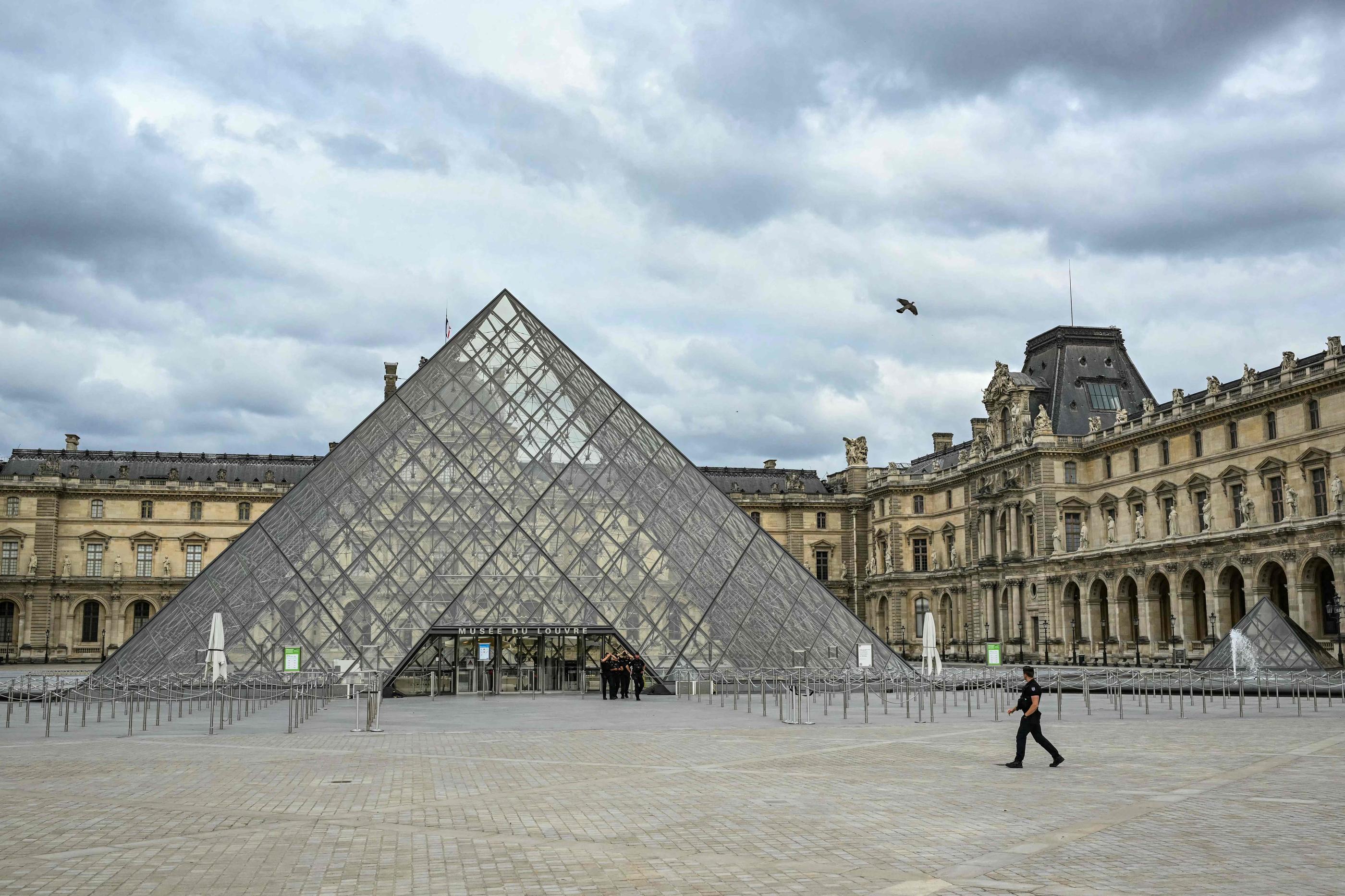 Une centaine de chefs d’État, parmi les plus puissants du monde, seront réunis jeudi pour un grand dîner organisé au Carrousel du Louvre, en plein centre de Paris, à l’occasion des Jeux olympiques. AFP/Natalia Kolesnikova