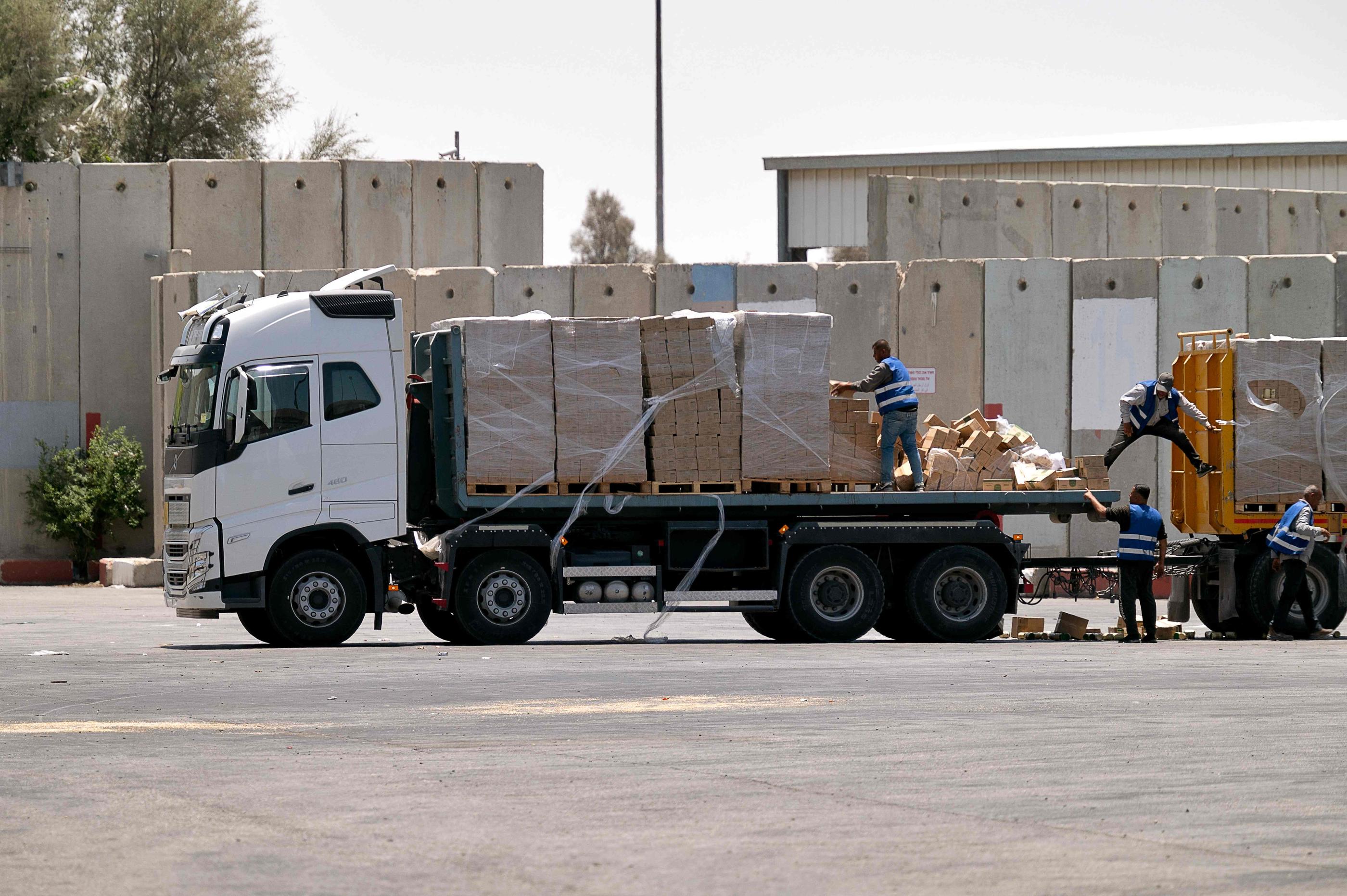 Un camion transportant de l'aide humanitaire pour la bande de Gaza est chargé au poste frontière de Kerem Shalom entre le sud d'Israël et Gaza, le 17 juin dernier. AFP/Ahikam Seri