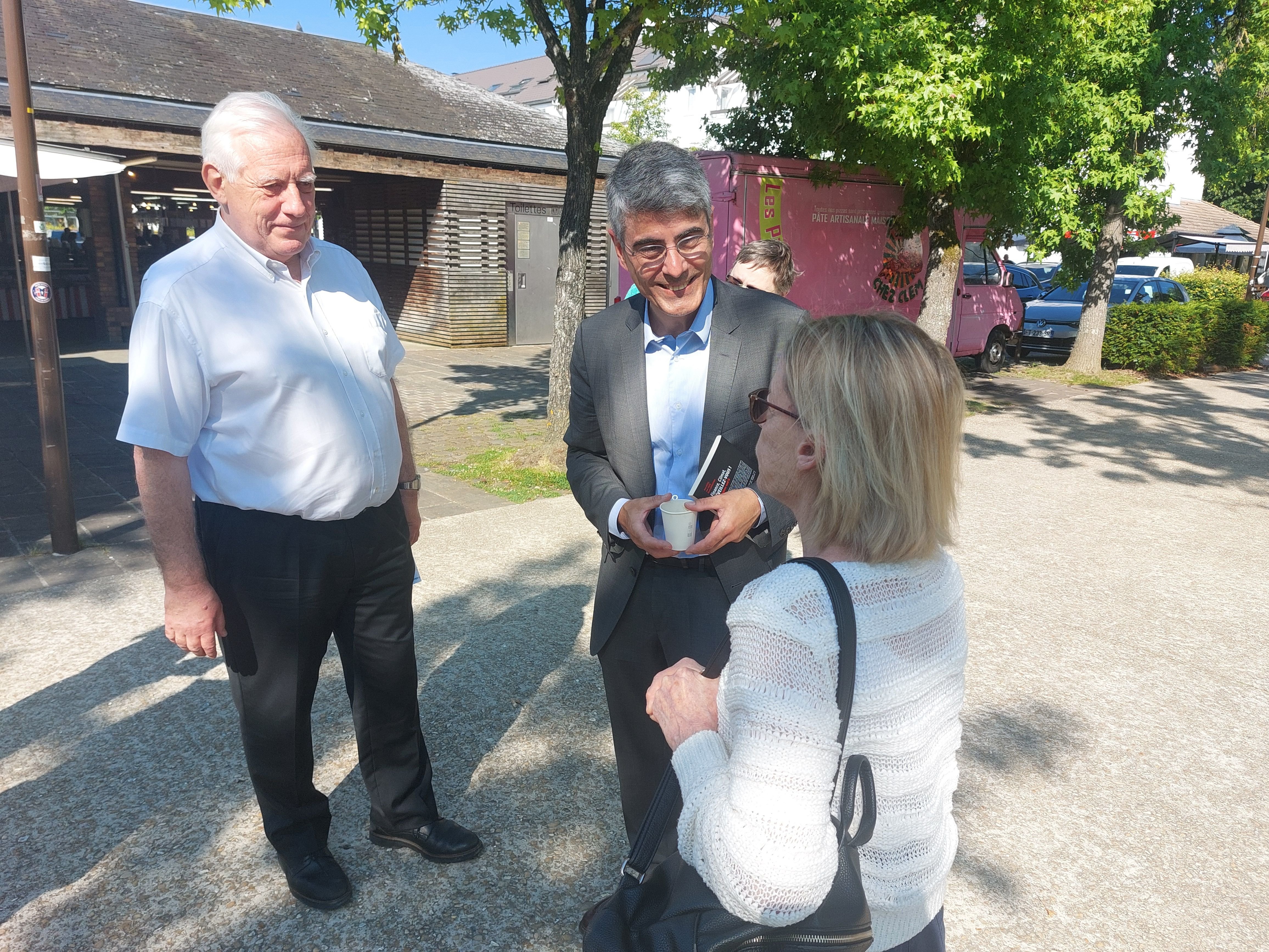 Gif-sur-Yvette, le 26 juin. François-Guy Trébulle (avec des lunettes) est candidat dans la 5e circonscription. Il part sous la bannière de la « droite républicaine et indépendante » avec, en suppléant, Michel Bournat, maire honoraire de Gif. LP/Cécile Chevallier