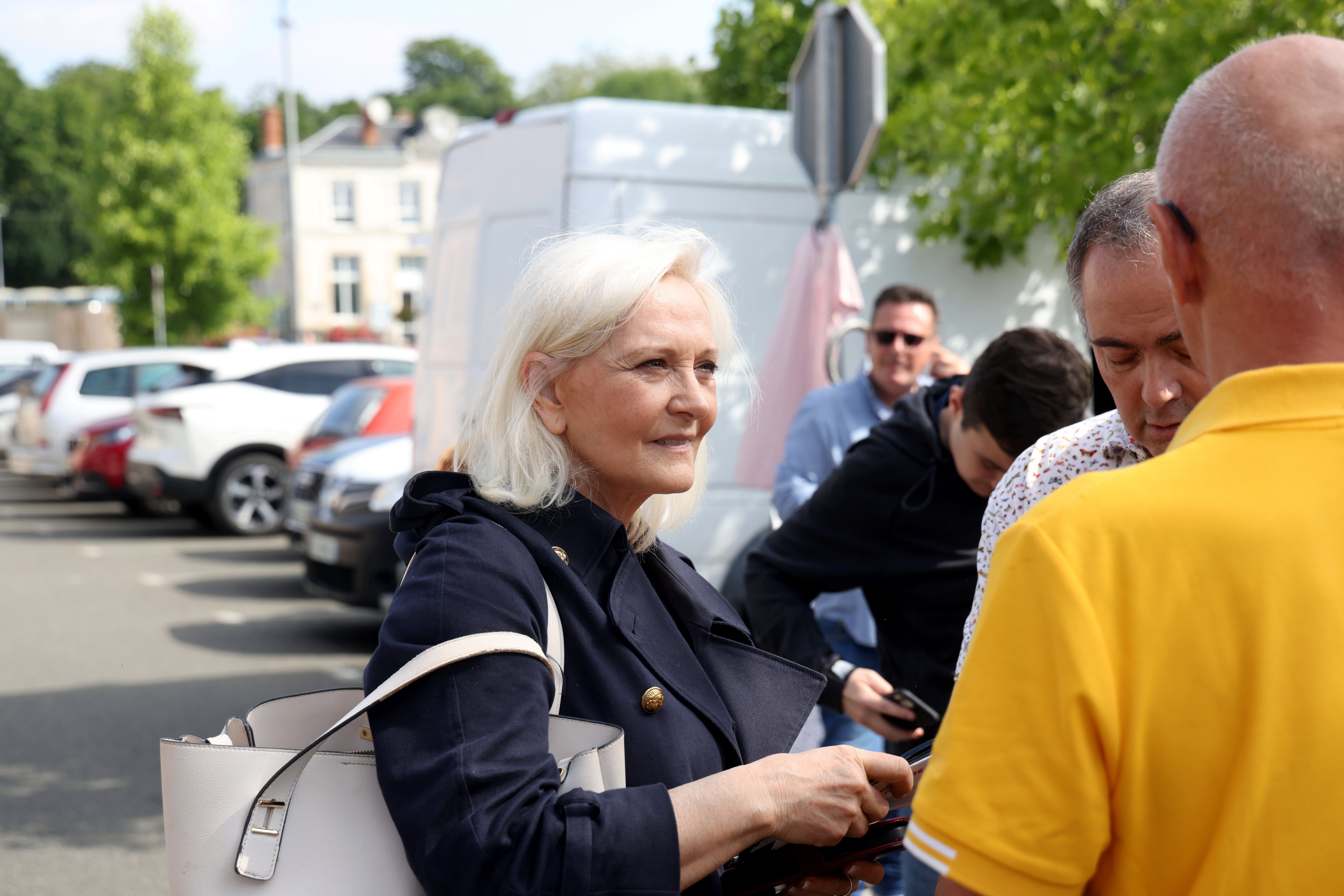 Tractage de Marie-Caroline Le Pen pour le RN sur le marché de La-Suze-sur-Sarthe. LP/Jean-Baptiste Quentin