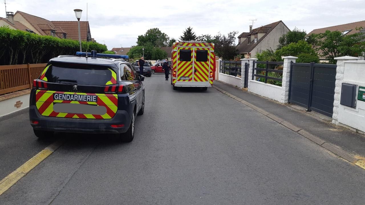 Saint-Pathus, dimanche soir. Pour fuir les gendarmes, un homme de 29 ans a foncé sur la voiture des militaires. Il a ensuite percuté une autre voiture en stationnement avant de finir sa course dans le muret d'une maison. DR