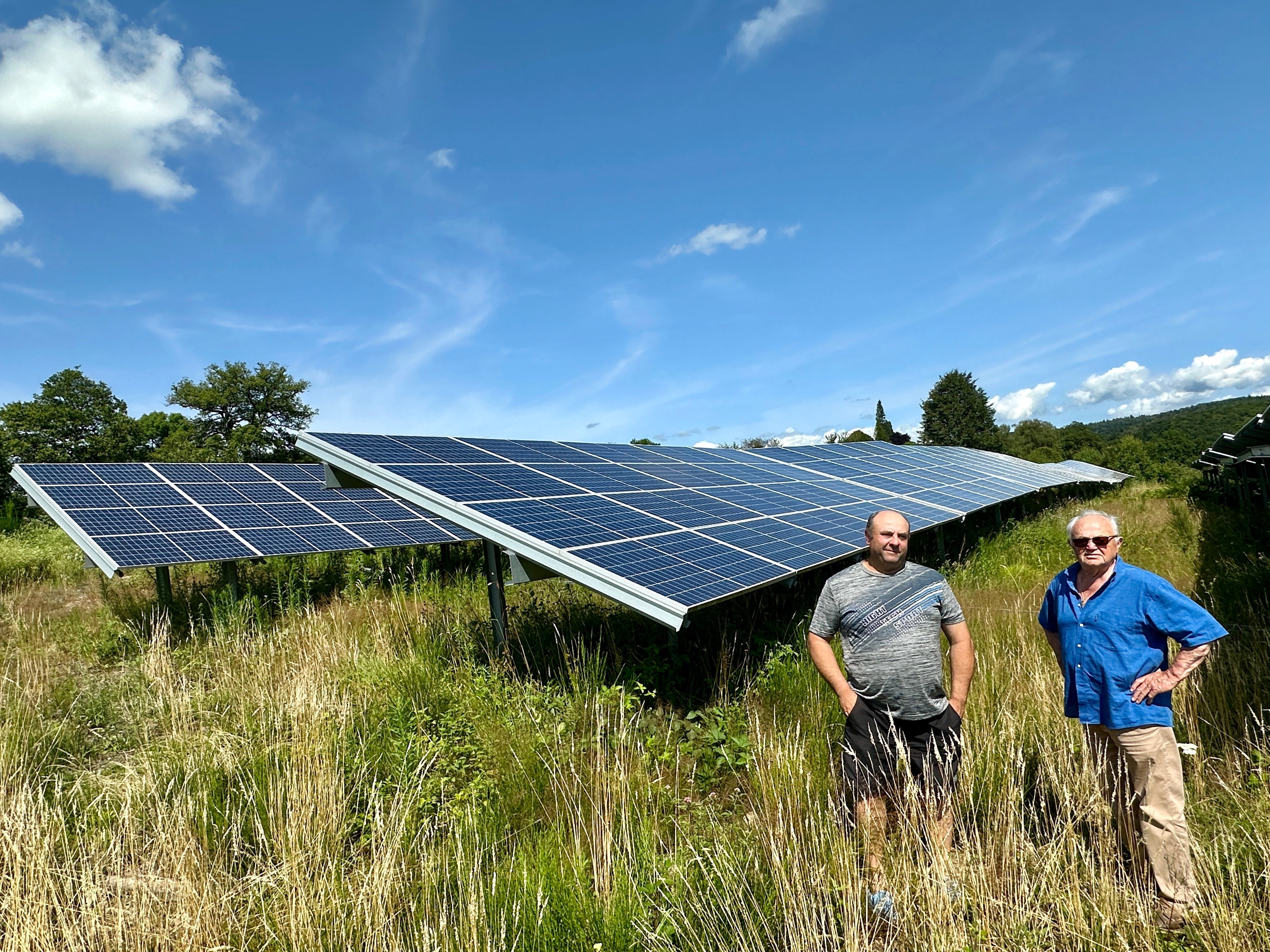 Jean-Louis Gatignol (à droite), maire de Cros, et son adjoint Alain Lenaud se félicitent de l'installation de plusieurs dizaines de panneaux solaires dans la commune. LP/Alix Vermande